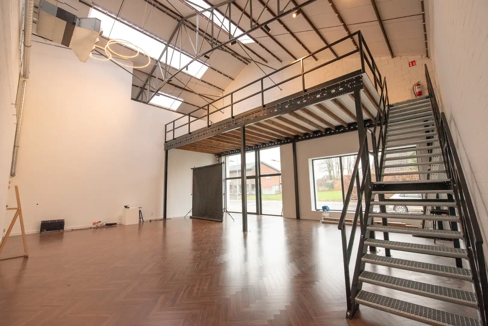 Ruime multifunctionele handels- of bureauruimte van ca. 200 m² foto 4