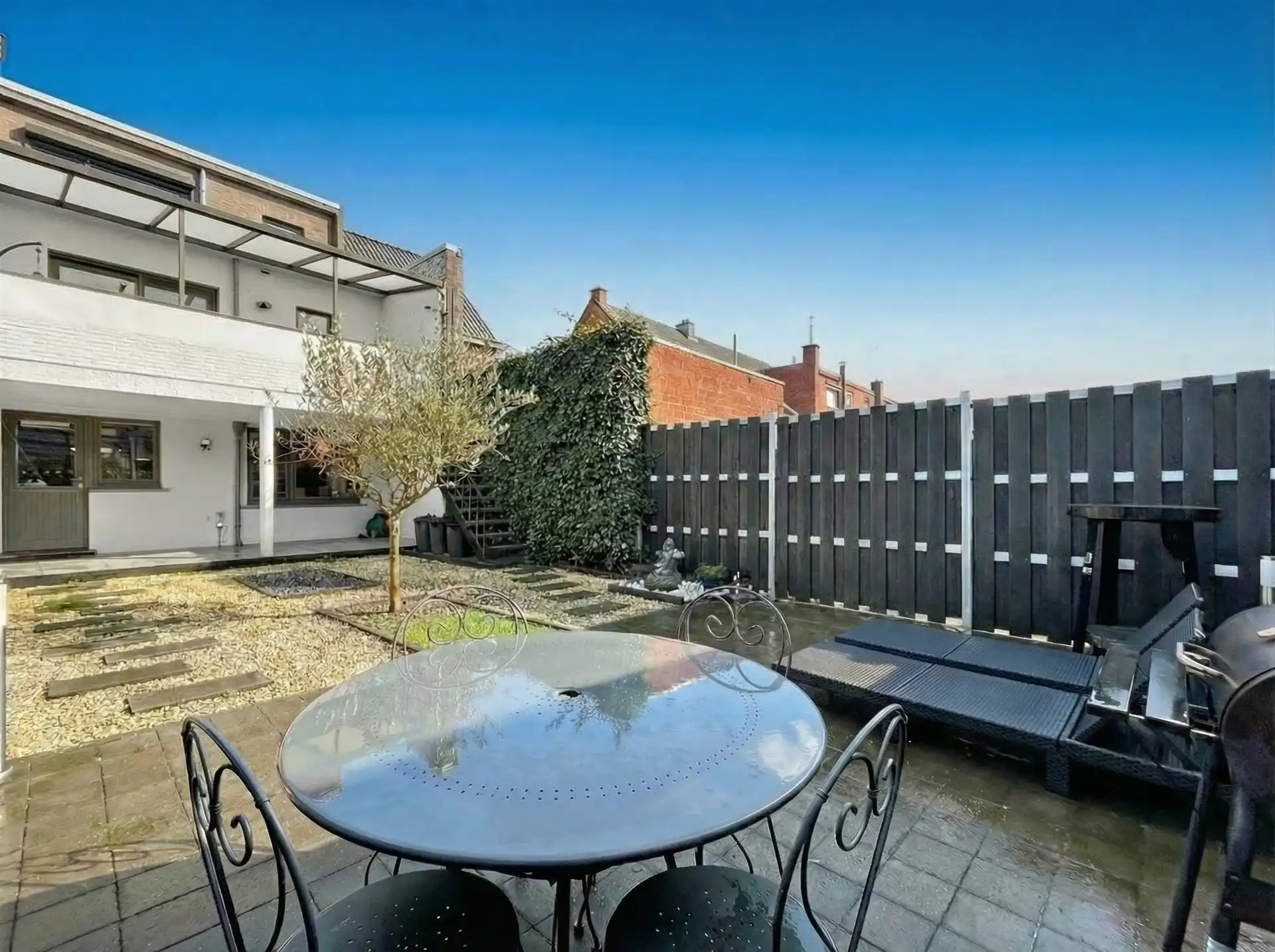 Moderne gezinswoning met 3 ruime slaapkamers en inpandige garage! foto 17