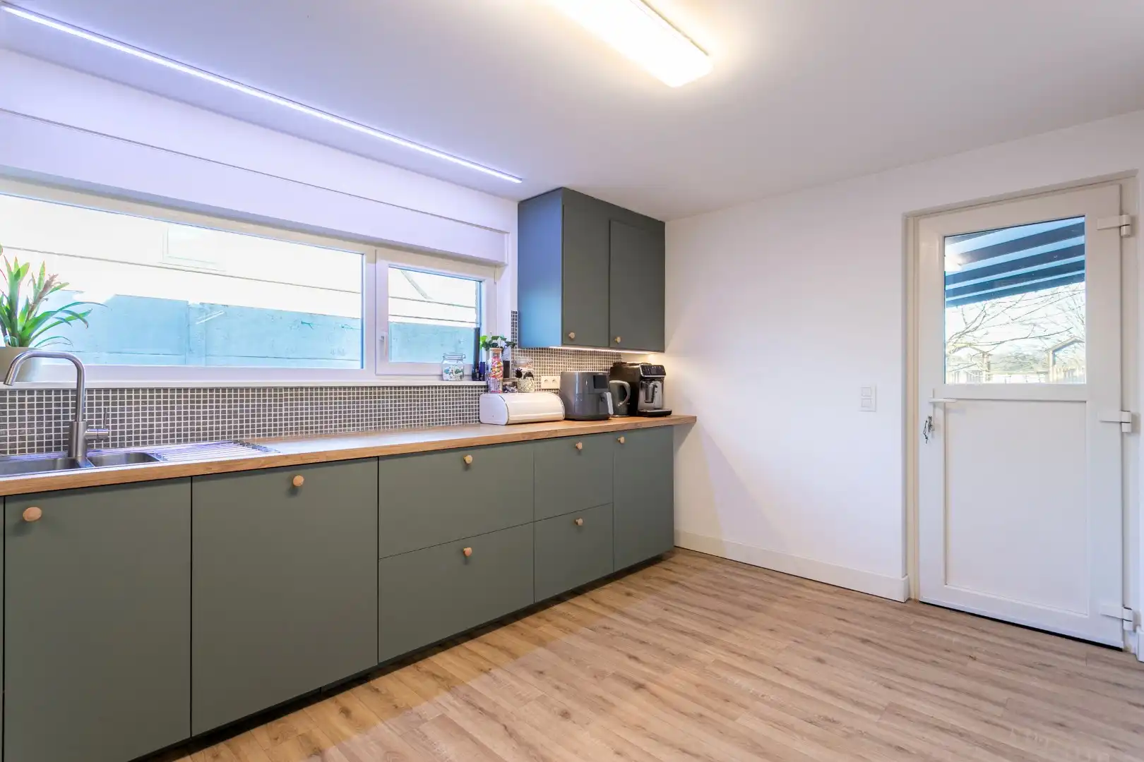 Instapklare woning met 3 slaapkamers, tuin en 2 garages.  foto 7