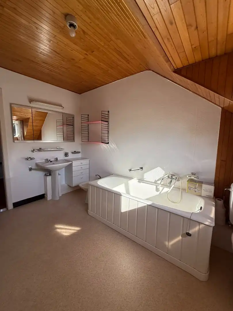Ruime woning met 2 slaapkamers, veranda en volledig omheinde tuin te Heppen foto 24