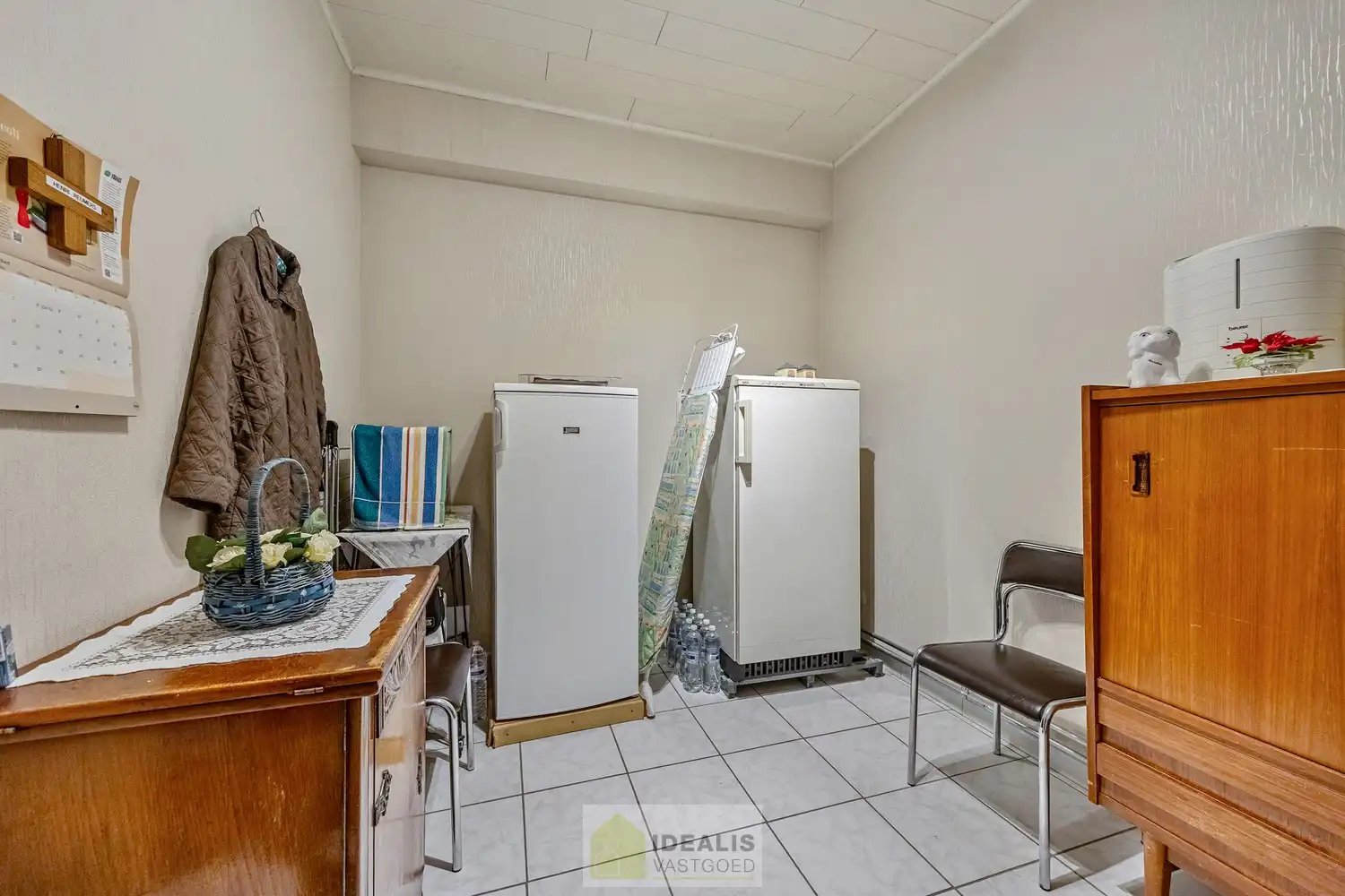 IDEALIS VASTGOED - GELIJKVLOERS APPARTEMENT IN HET CENTRUM VAN KAULILLE, BOCHOLT! Dit appartement van het bouwjaar 1972 biedt u een ruime keuken met aangrenzend bijkeuken met extra opbergruimte, een heerlijke woonkamer met grote glaspartijen, fijne slaapkamer, terras en privatieve garagebox. Dé unieke kans voor kandidaten op zoek naar een appartement op een aangename locatie vlakbij het centrum van Bocholt!! foto 18
