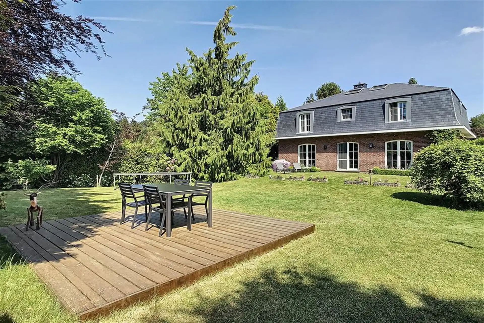 Charmante villa in residentiële omgeving met prachtig aangelegde tuin foto {{pictureIndex}}