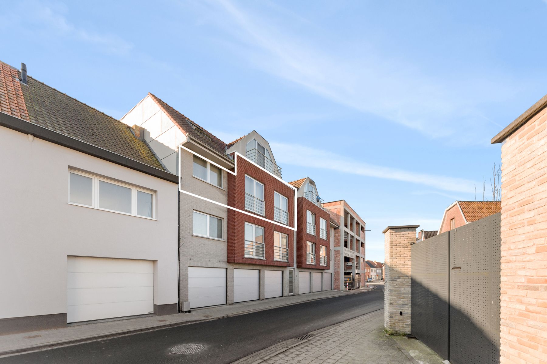 Ruim tweeslaapkamerappartement met terras en dubbele garage foto {{pictureIndex}}