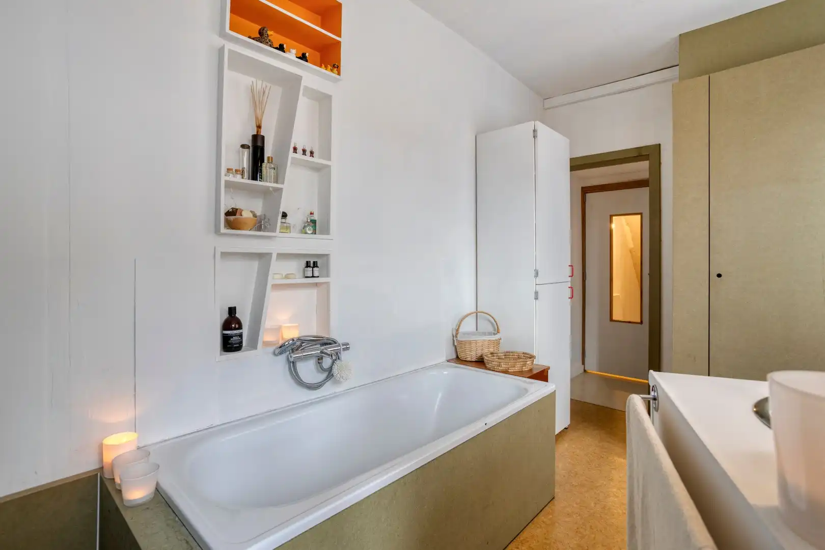 Bijzonder charmante en karaktervolle gerenoveerde woning met 4 slaapkamers, diepe tuin en handelsmogelijkheid foto 19