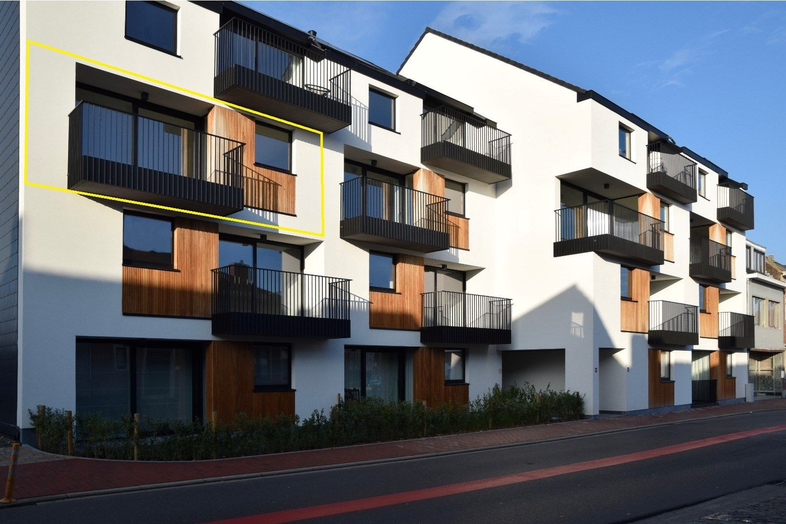 Hedendaags nieuwbouwappartement met 2 slaapkamers en terras op centrale ligging in Ooigem. foto {{pictureIndex}}