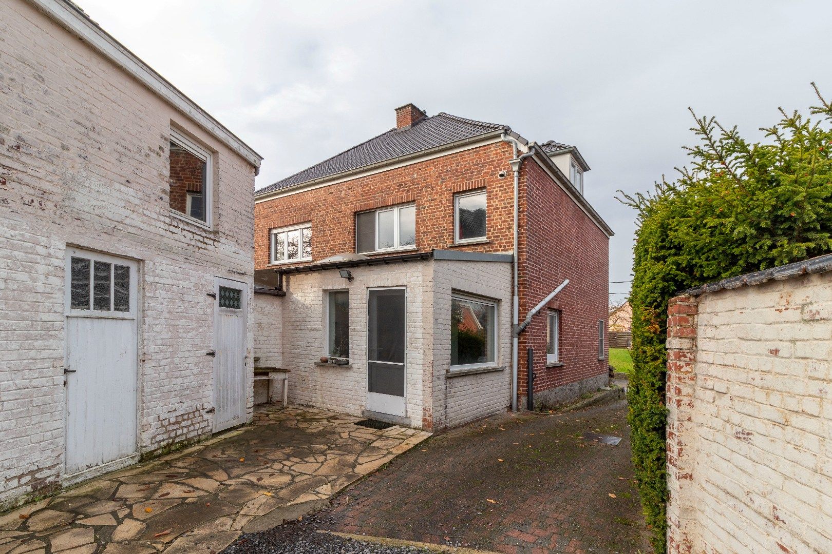 Ruime woning met tuin foto 12