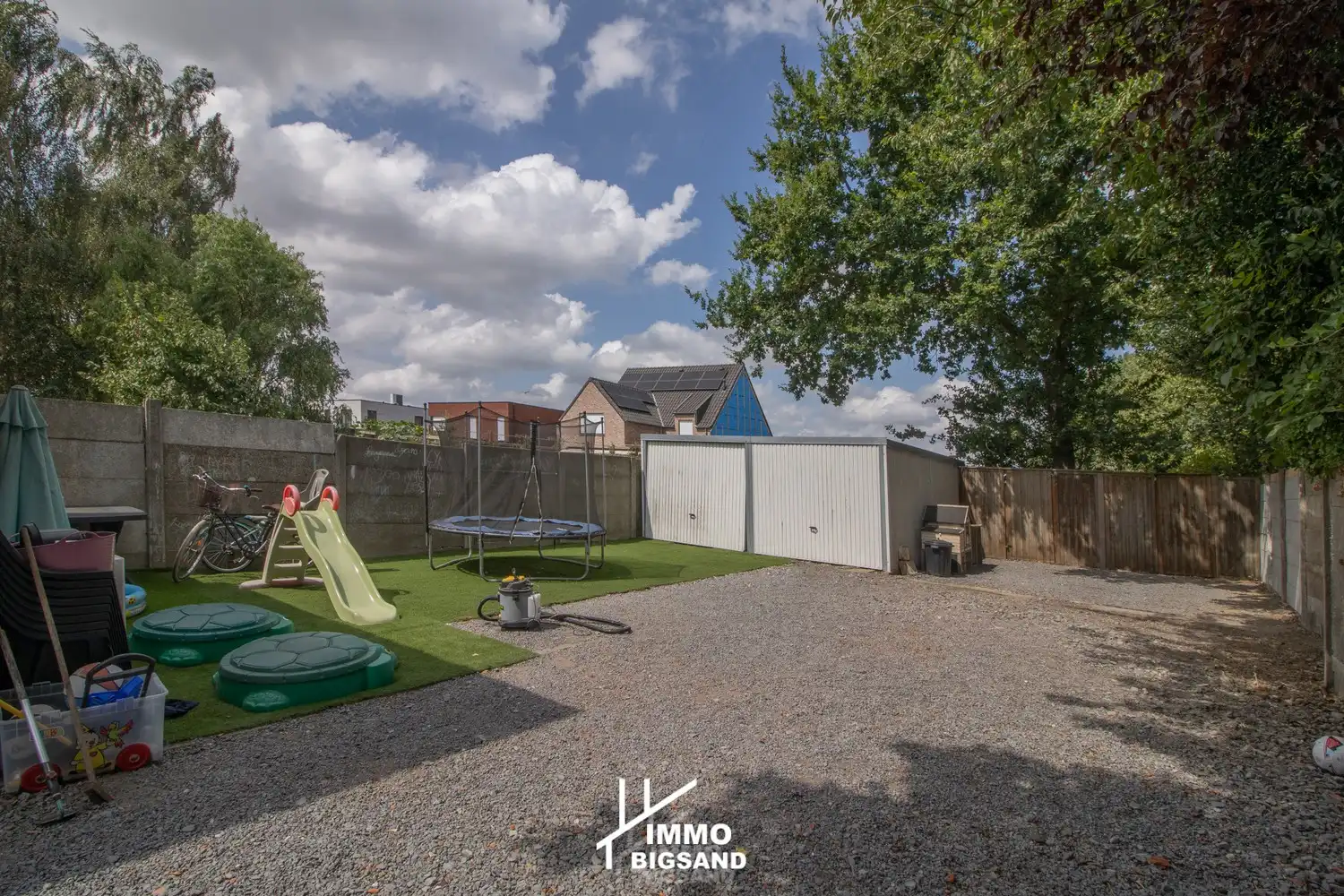 Halfopen woning met 4 slaapkamers, zijwaartse diepe oprit met garage en ruime tuin op 385 m² te Gullegem foto 3