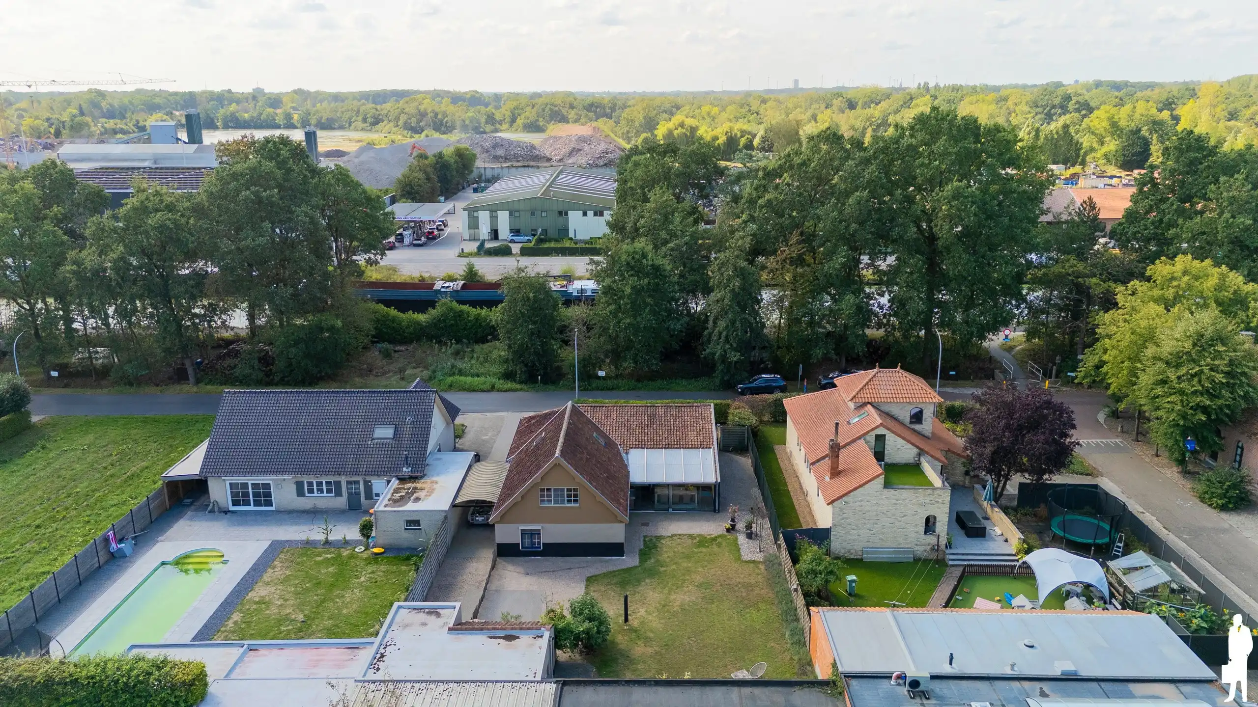 Vrijstaande villa met 4 slpk. gelegen op de dijk van kanaal  foto 45