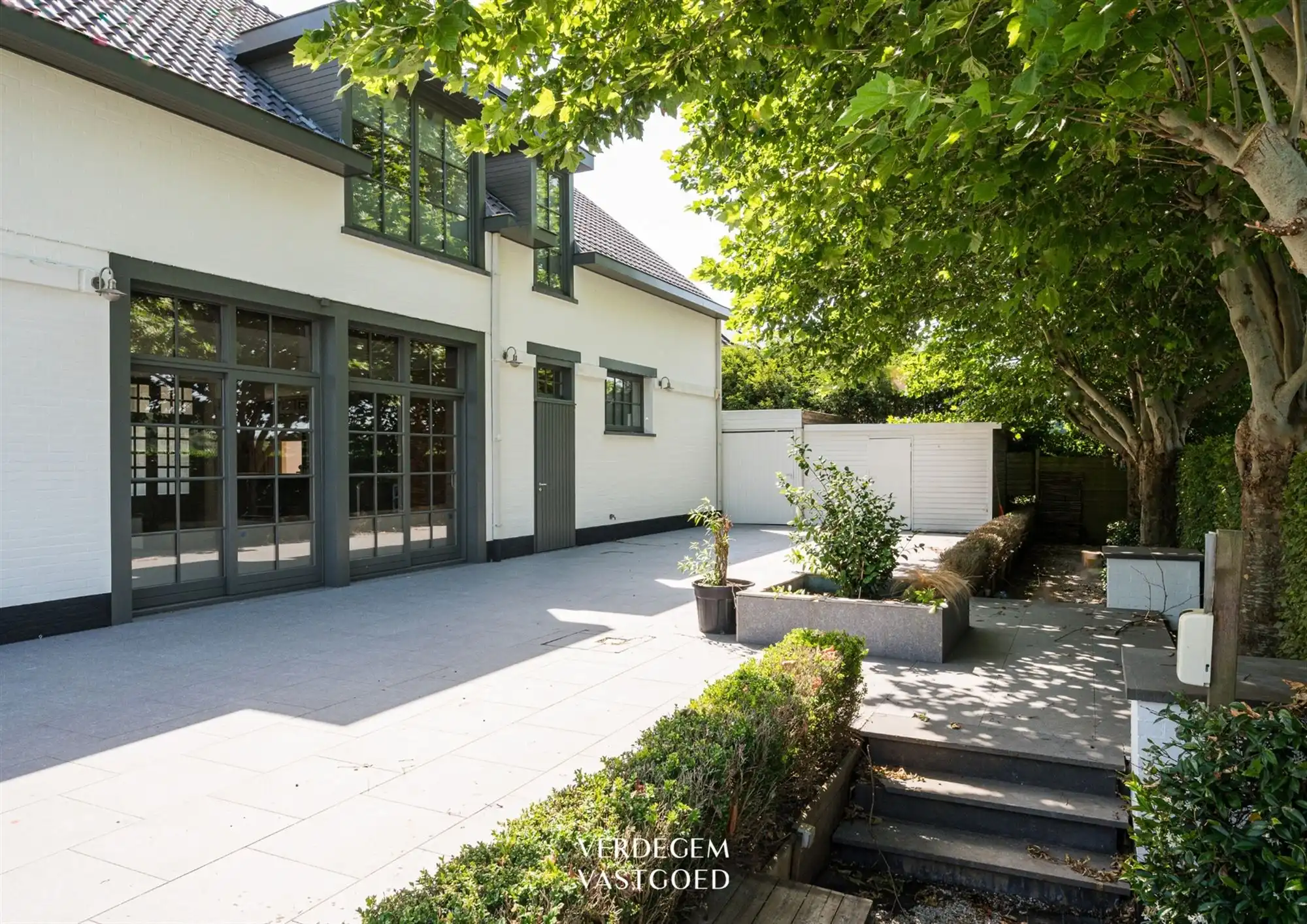 Uiterst commercieel gelegen handelspand met woonst voor horeca of kantoren foto 5