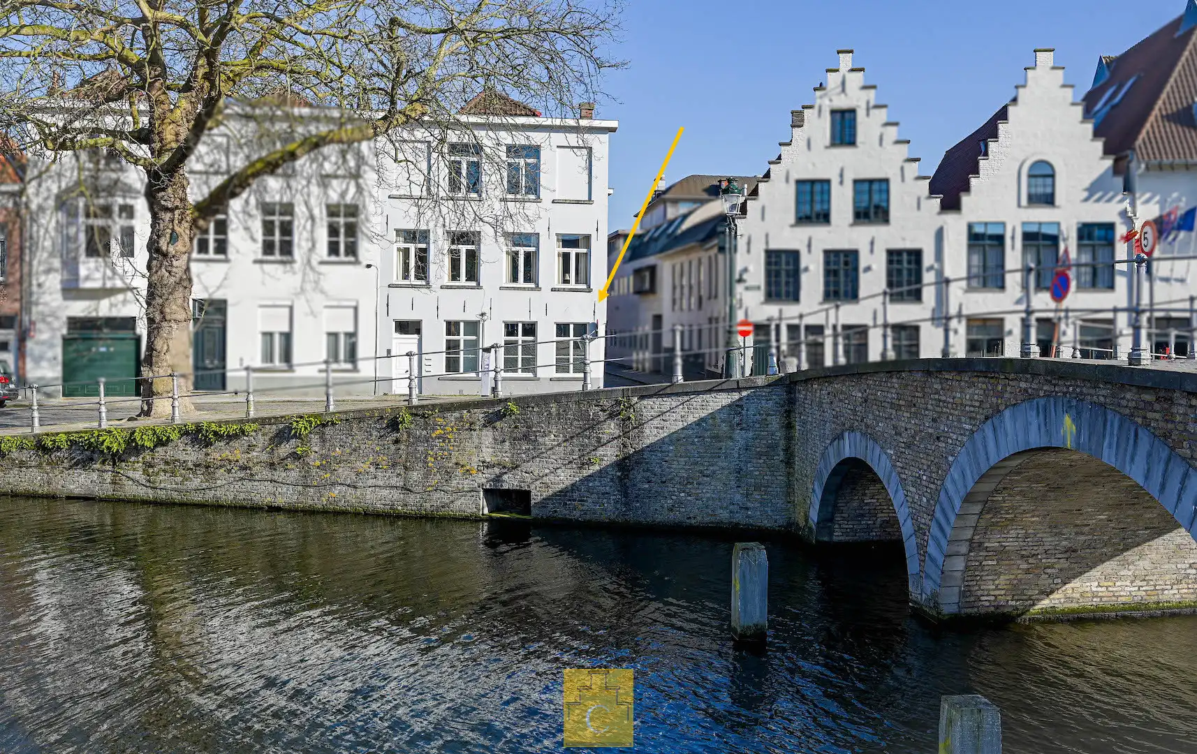 gelijkvloers appartment 118 m2 met terras 19 m2 aan één van de mooiste Brugse reien foto {{pictureIndex}}