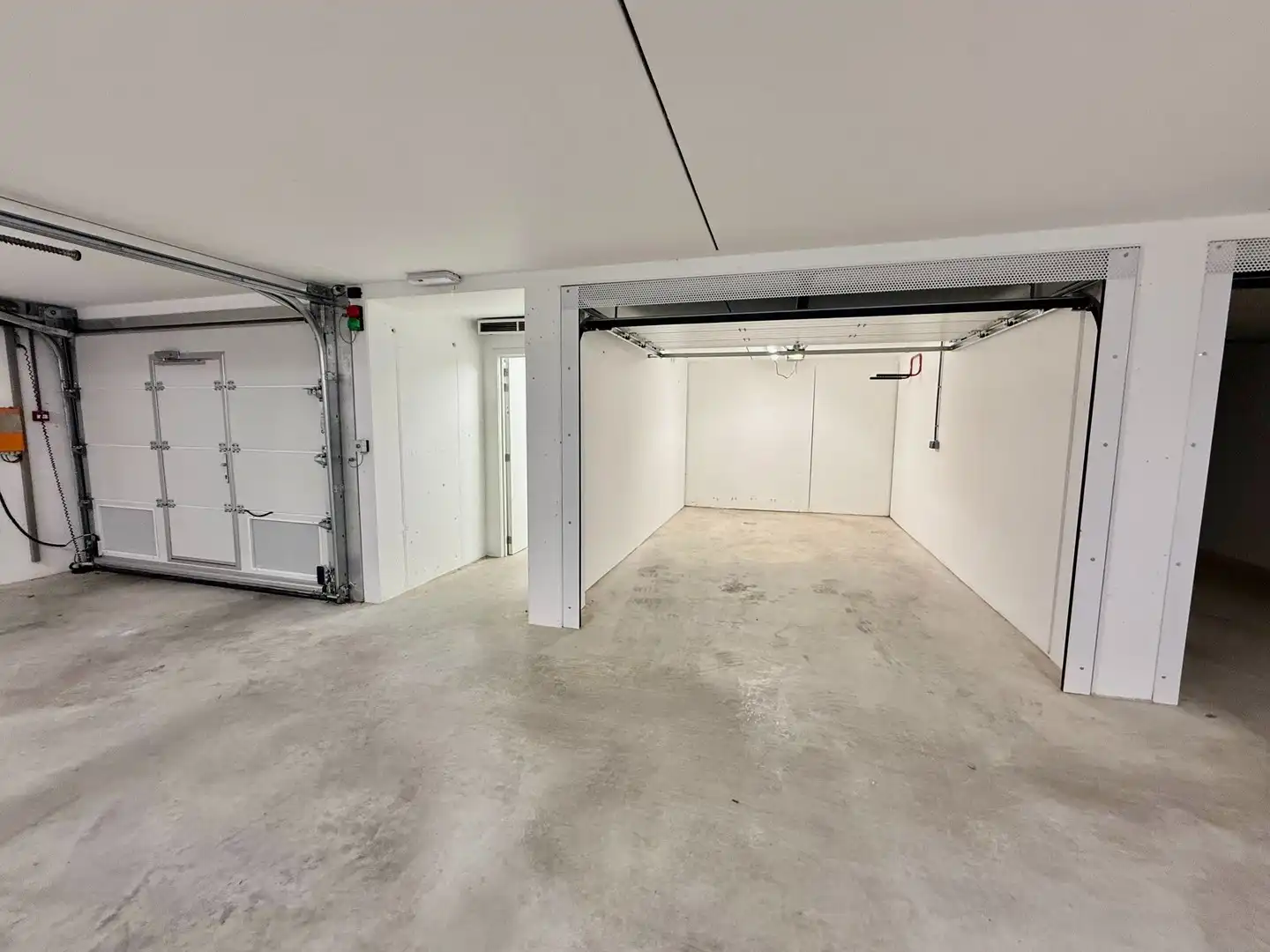 Ruime garagebox op een toplocatie in de Kustlaan, op enkele stappen van Place M’as-tu vu. foto 2