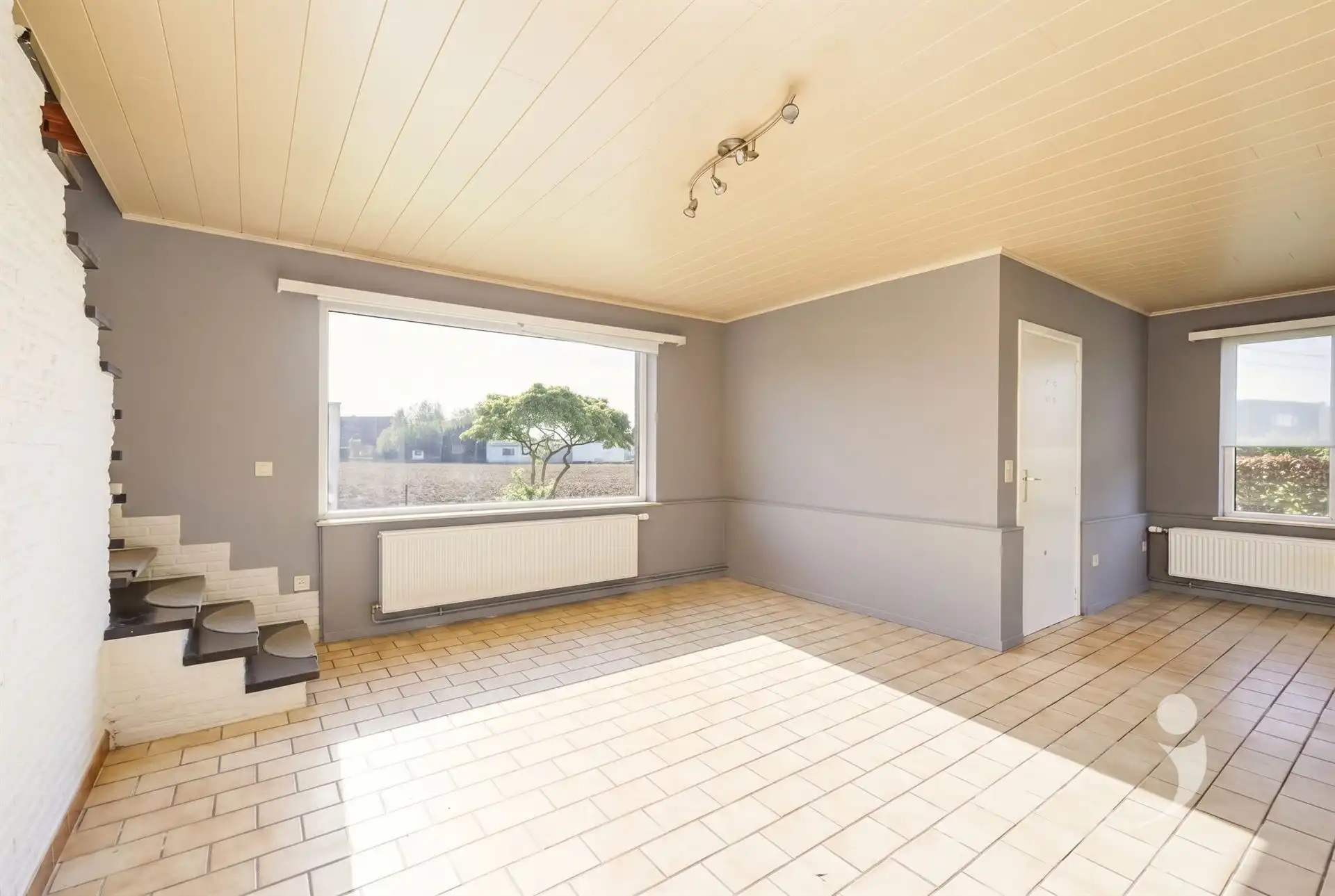Ruime te renoveren woning met 3 slaapkamers foto 9