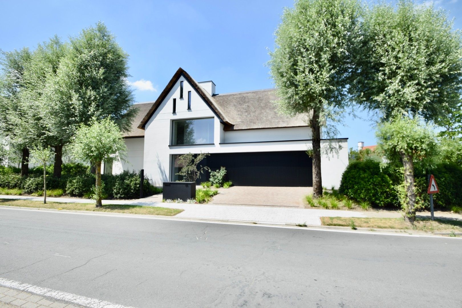 Luxueuze nieuwbouwvilla gelegen aan de rand van het Zoute, op slechts enkele minuten van de zee en het strand. foto 5