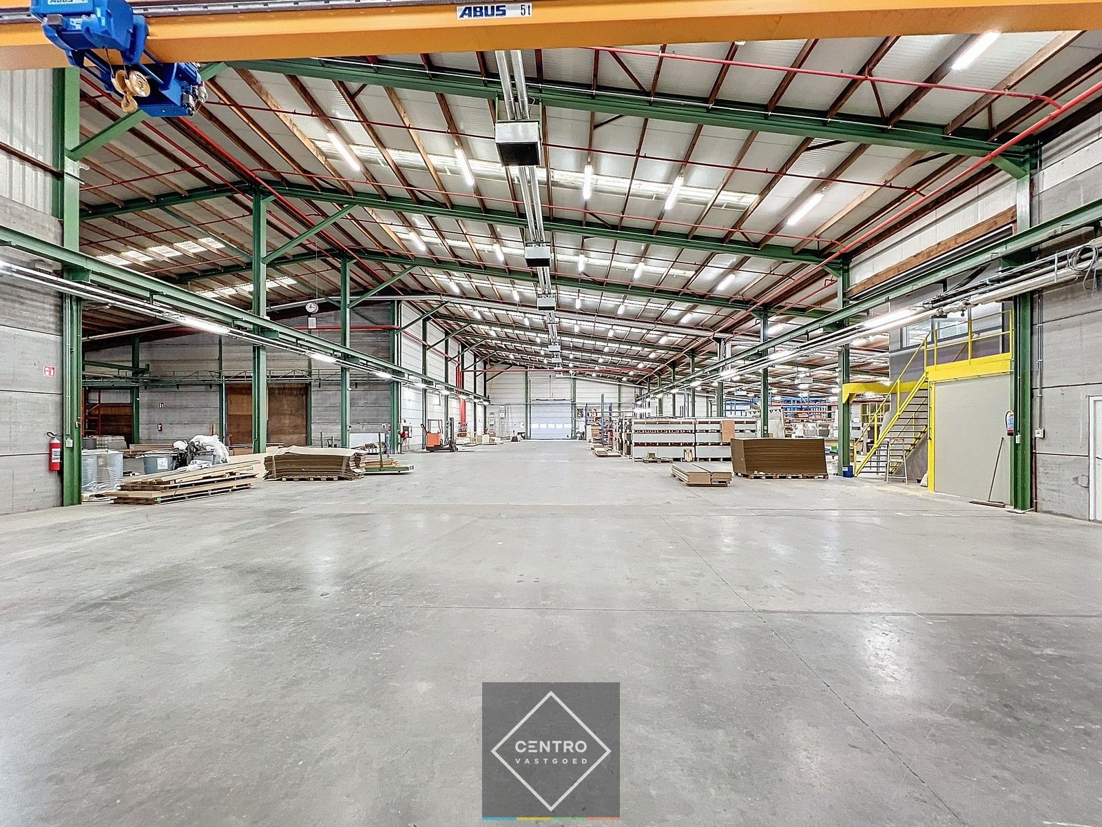 Instapklaar BEDRIJFSGEBOUW bestaande uit een geïsoleerd MAGAZIJN (± 2.935m²) met KANTOORGEBOUW (± 305m²). Ruim verhard buitenterrein én 2 rolbruggen. Op industriezone te Houthulst. foto 16
