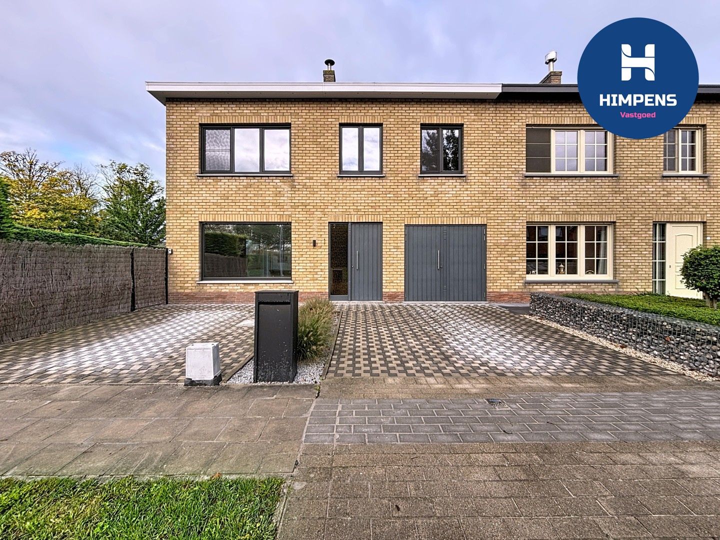 Te koop: ruime gezinswoning met prachtige zongerichte tuin in Veurne foto {{pictureIndex}}
