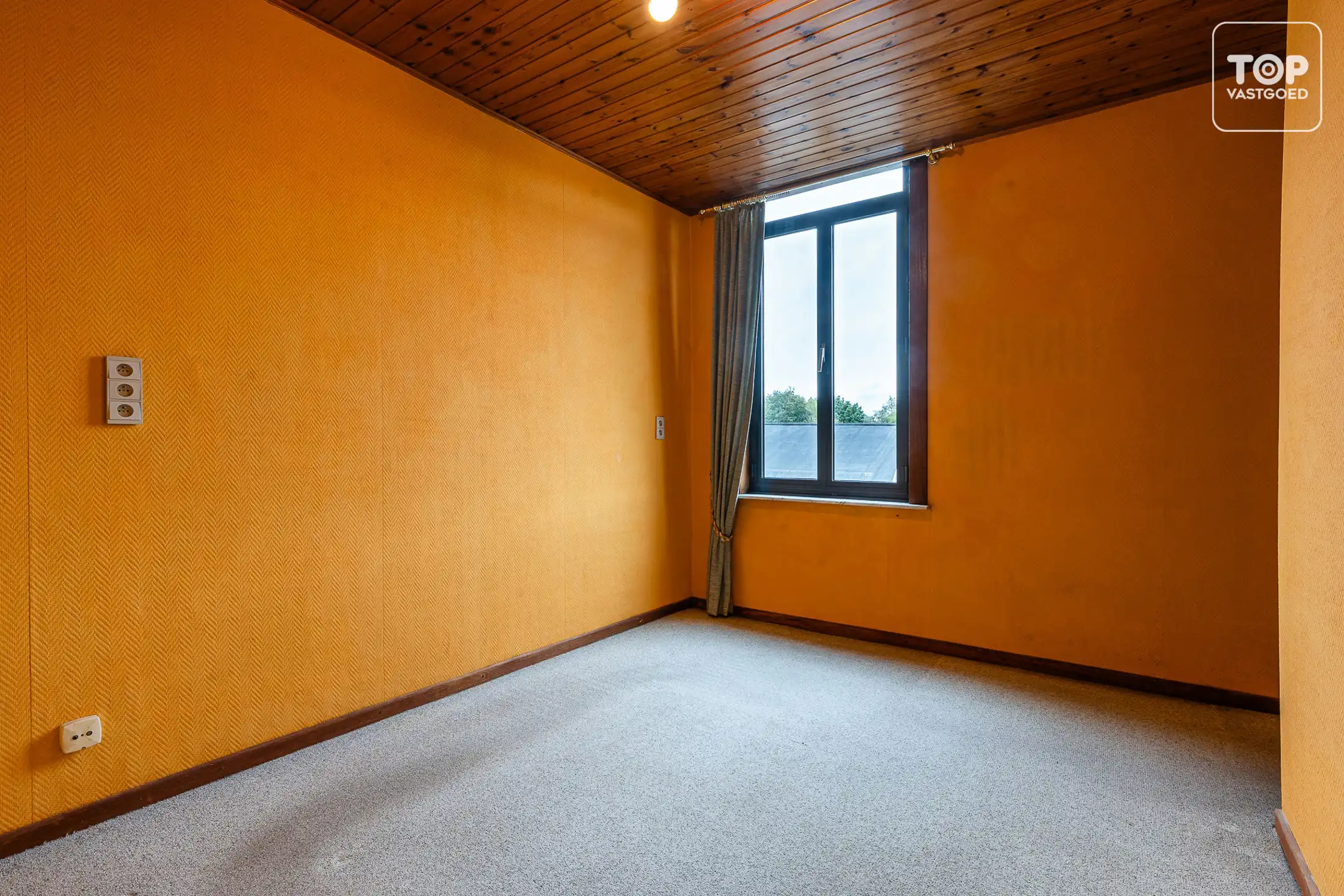 Woning met 2 slaapkamers, zolder en buitenkoer op een steenworp van het historisch centrum.  foto 16