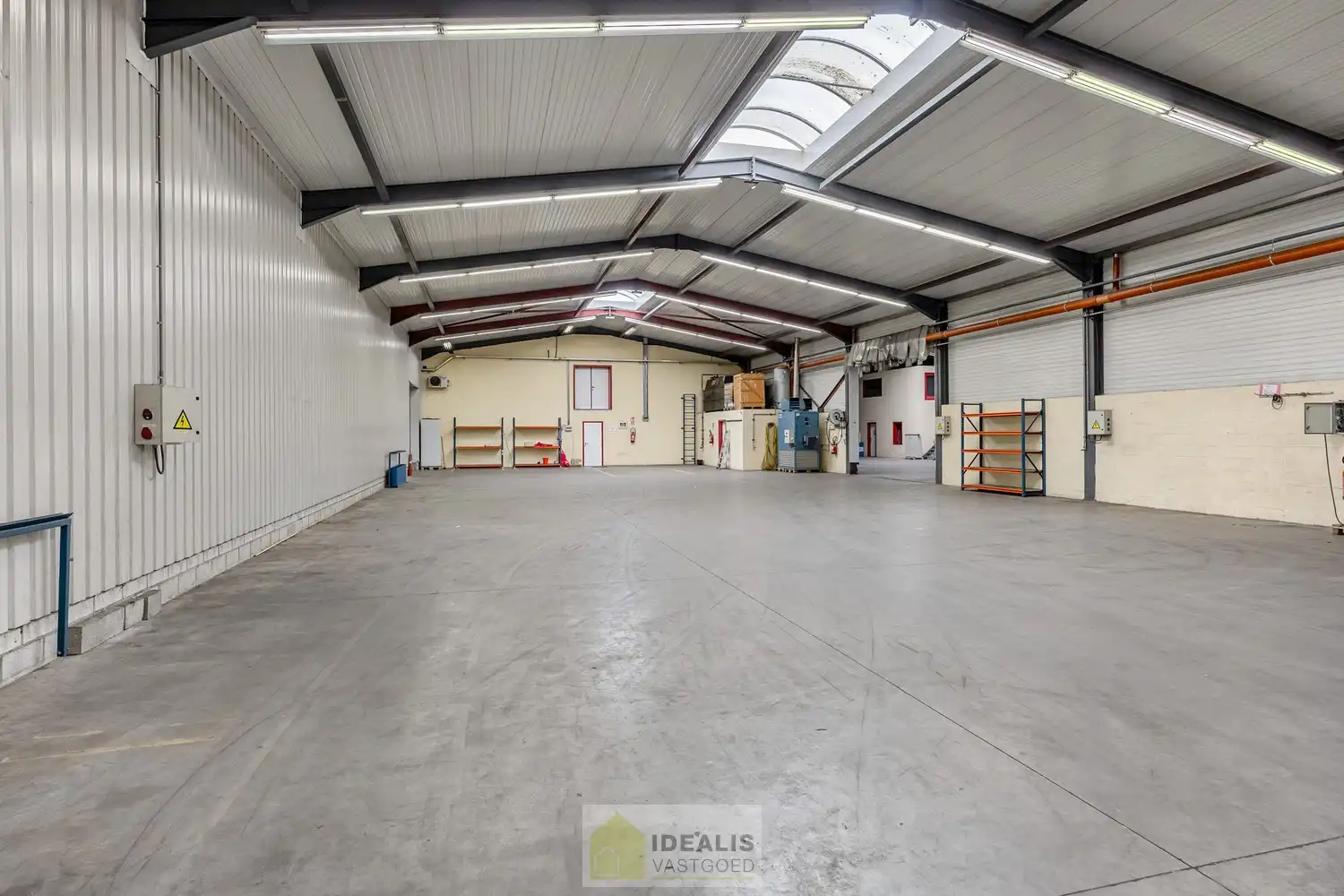 IDEALIS VASTGOED – Industrieel bedrijfsgebouw van maar liefst +-5000m² bruikbare oppervlakte, bestaande uit bedrijfshallen, kantoor- en vergaderruimtes en een appartement met een centrale ligging op industrieterrein Genk Zuid op een perceel van 10.326m² (1,03 hectare). foto 29