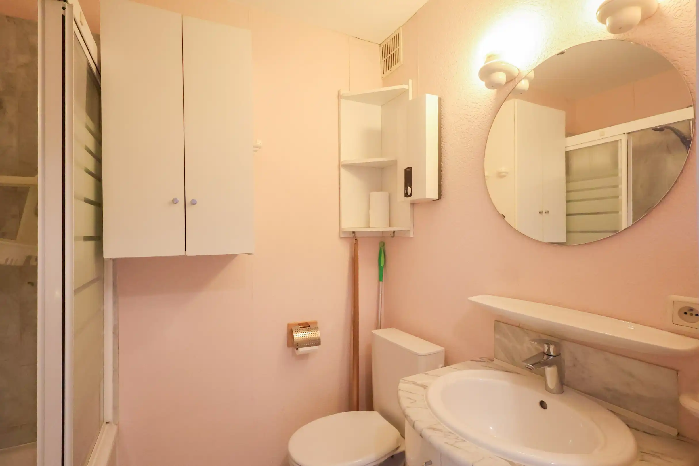 Studio met eigen terras, kelder en parkeerplaats foto 15