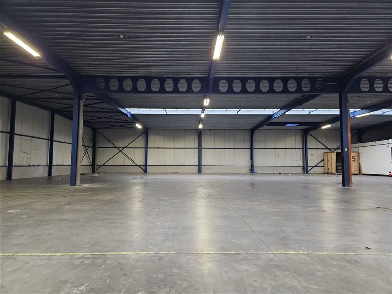 Magazijn met laad- en loskades en kantoren foto 6