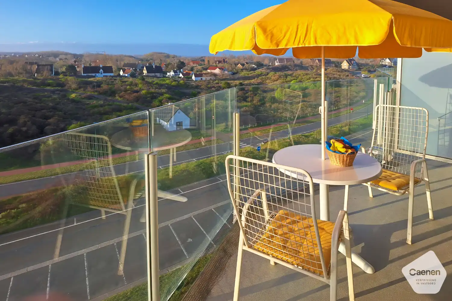 Op te frissen (of te renoveren) studio met zonnig terras en kelder – staanplaats apart verkrijgbaar foto {{pictureIndex}}