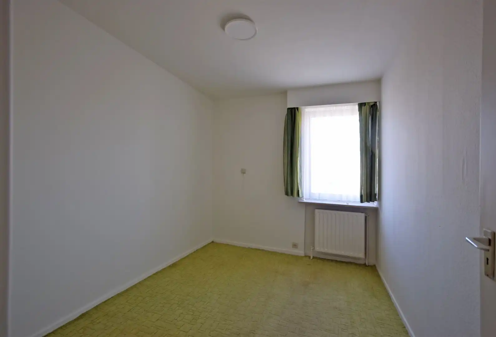 APPARTEMENT MET TWEE SLAAPKAMERS NABIJ CENTRUM ROESELARE - WONEN OF INVESTERINGSKANS foto 6