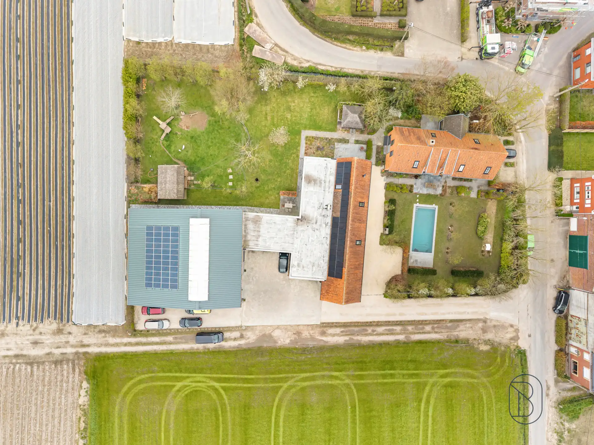 Unieke kans: prachtige woonst met zwembad + bedrijfsgebouw foto 10