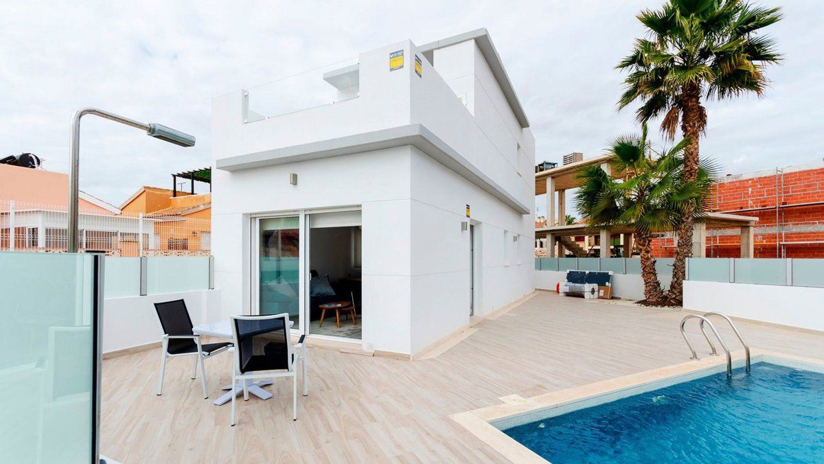 Villa bij het zoutmeer van Torrevieja foto {{pictureIndex}}