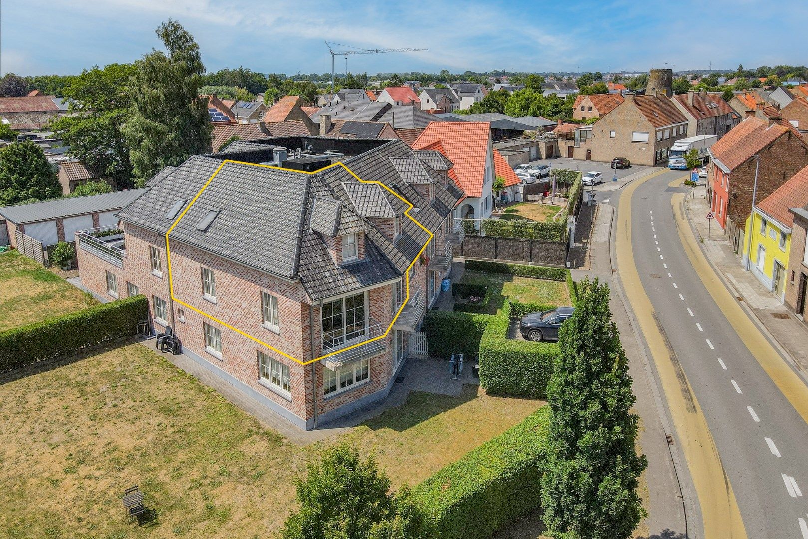 Instapklare duplex met 2 slaapkamers in het hart van Eernegem foto {{pictureIndex}}