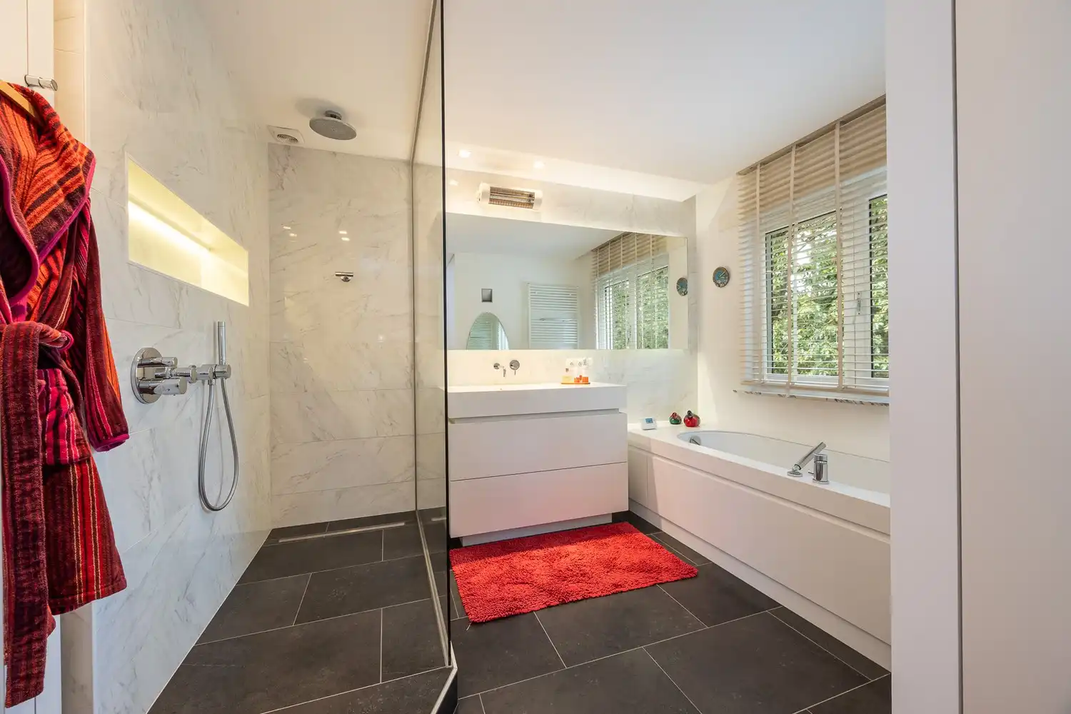 Modern gerenoveerde villa in doodlopende straat foto 17