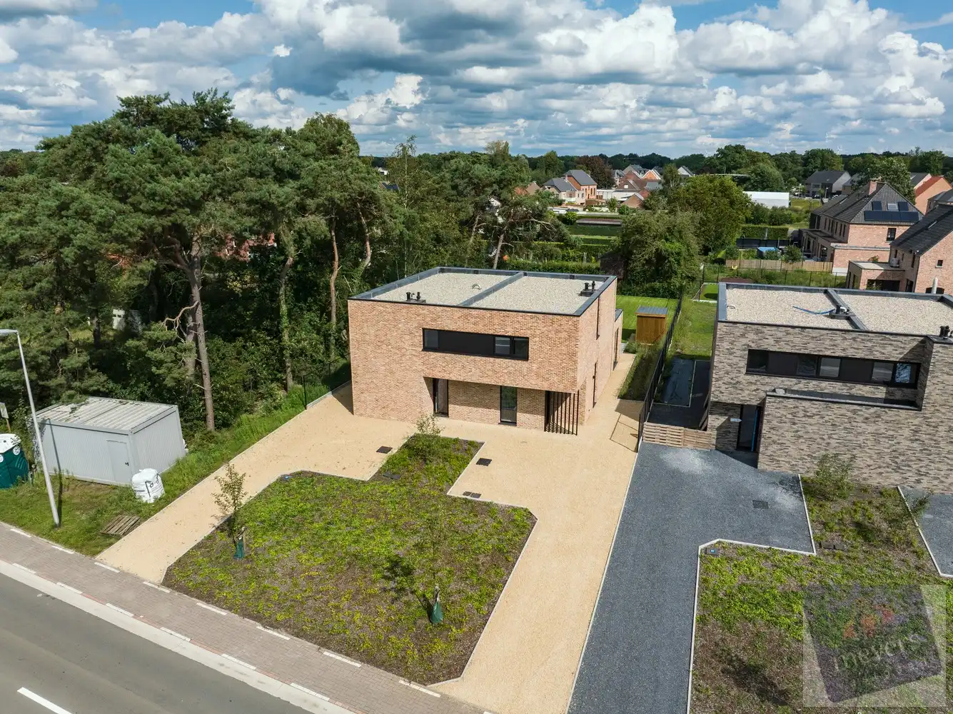 Recent en energiezuinige halfopen woning op toplocatie in Zonhoven foto {{pictureIndex}}