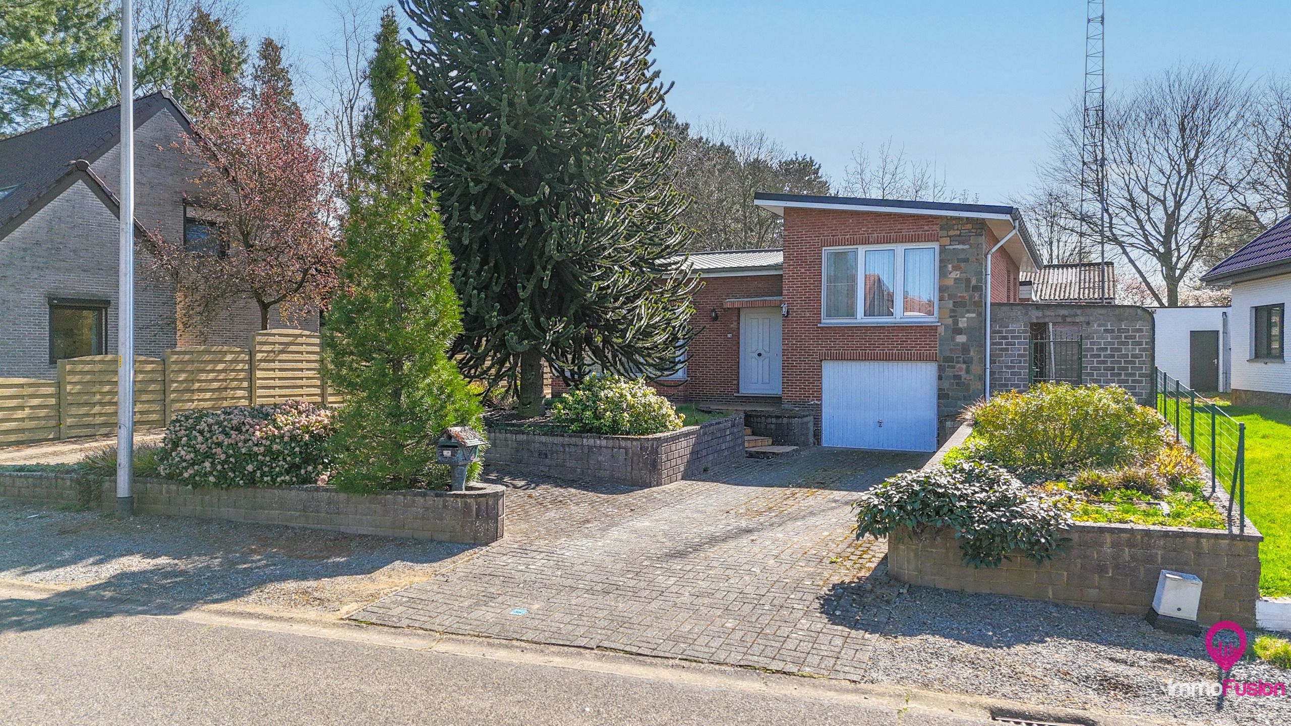Splitlevel woning met 3 slaapkamers en ruime werkplaats!  foto 2