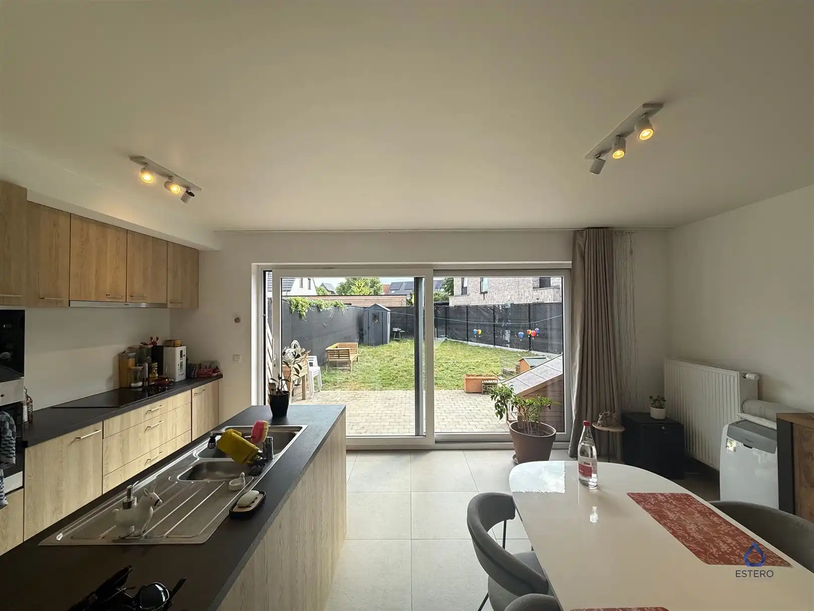 Recente halfopen woning met 3 slaapkamers en tuin foto 2