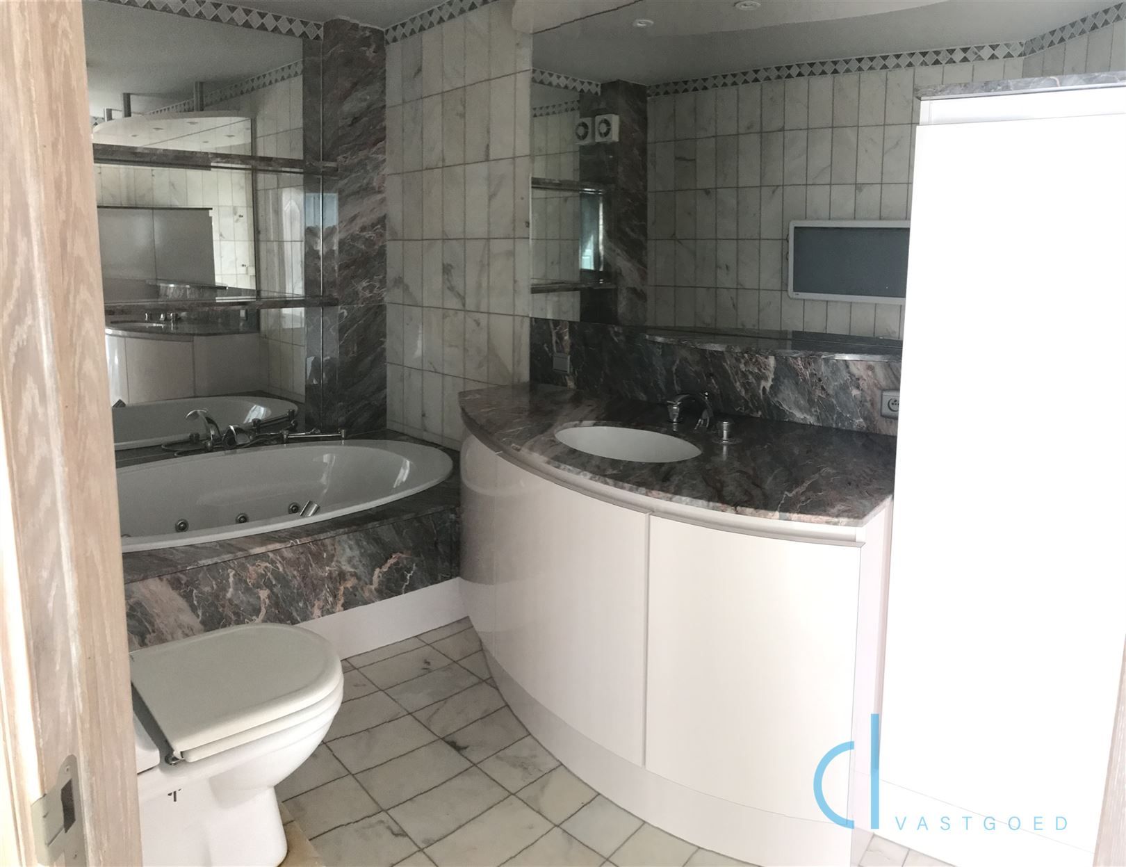 Ruim appartement met garage TE HUUR in het centrum van Lochristi! foto 5