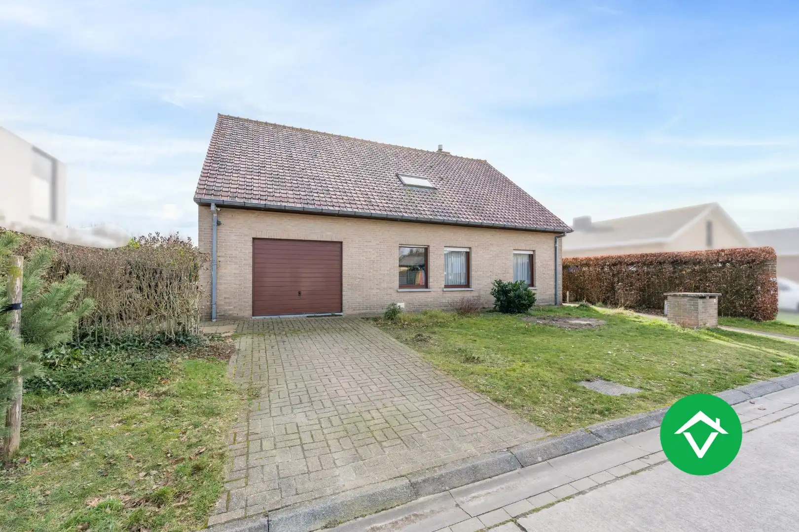 Alleenstaande woning met 5 slaapkamers en garage te Koekelare foto {{pictureIndex}}