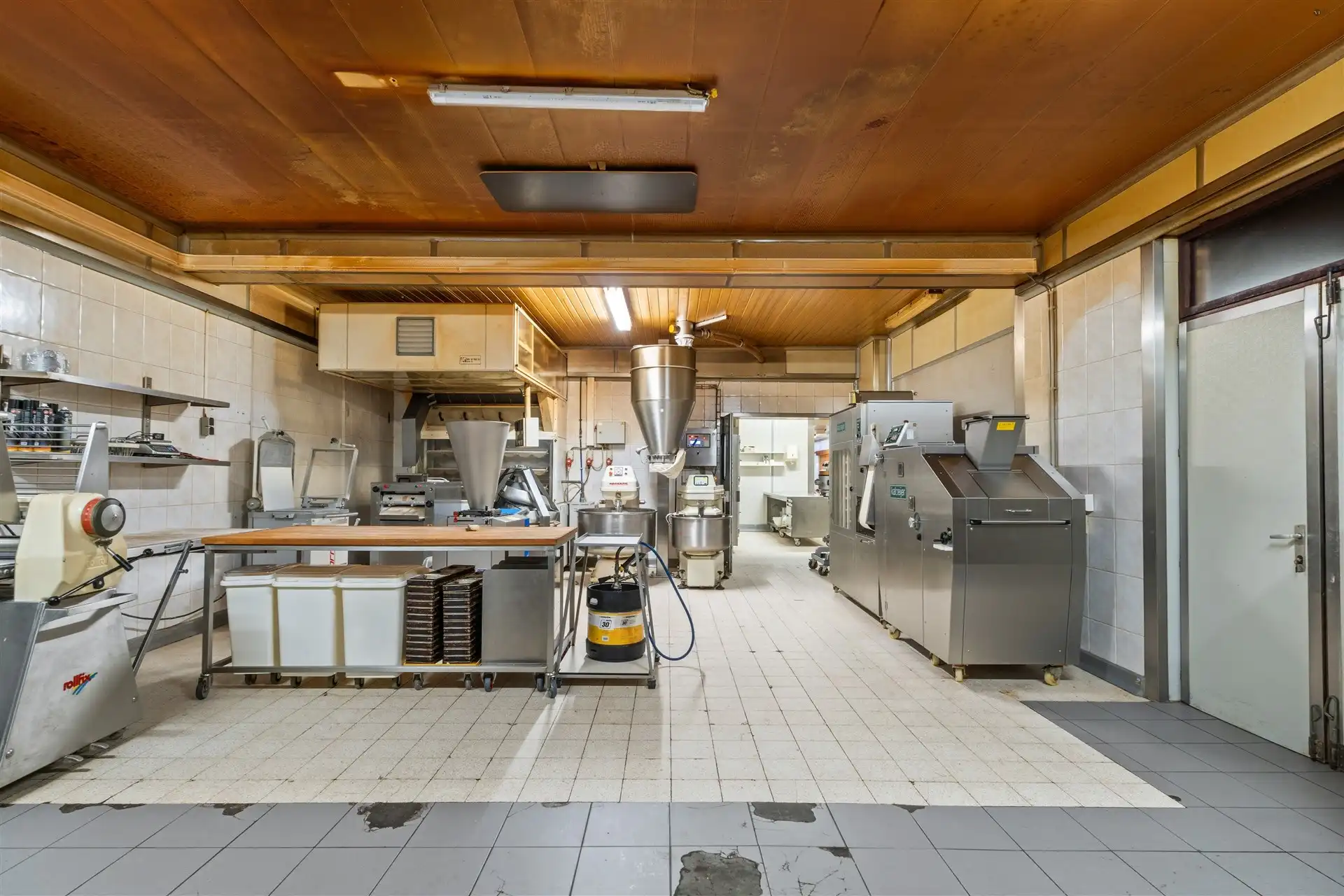 Centrum gelegen bakkerij/handelspand met appartement foto 8