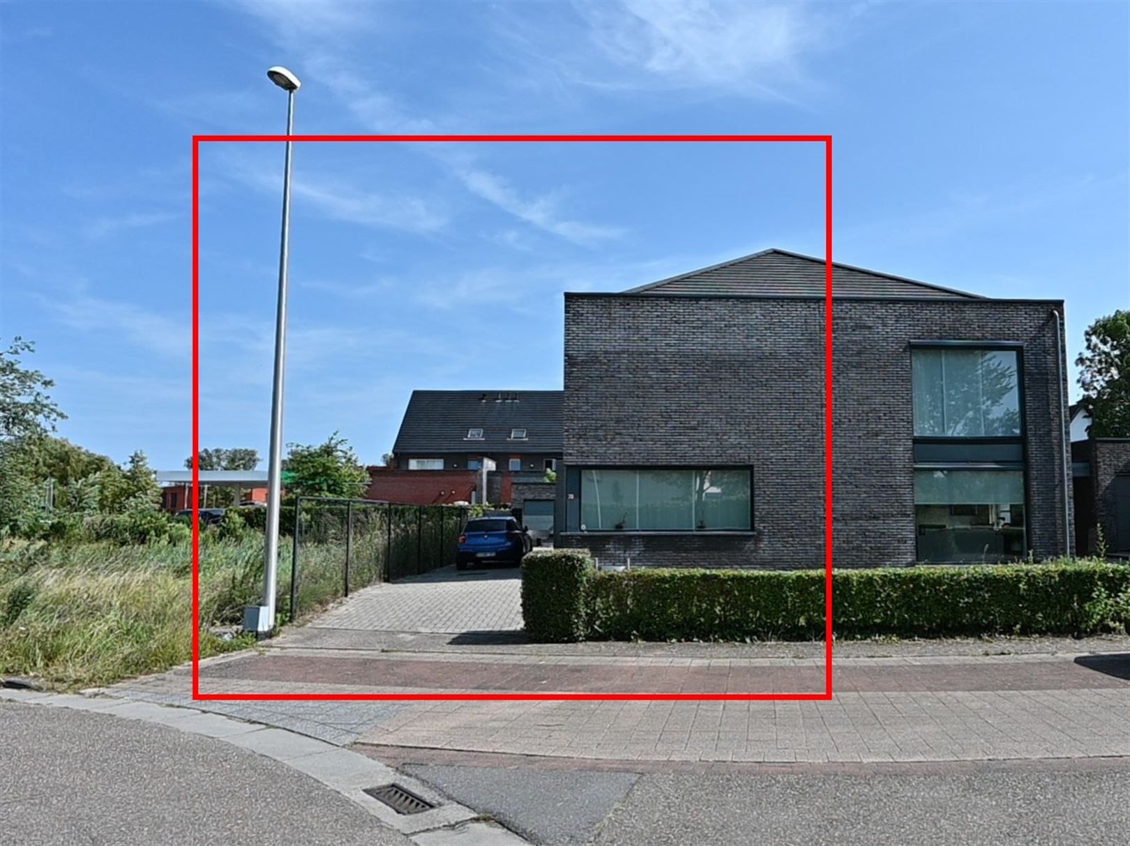 Instapklare eigentijdse residentiële halfopen woning foto {{pictureIndex}}