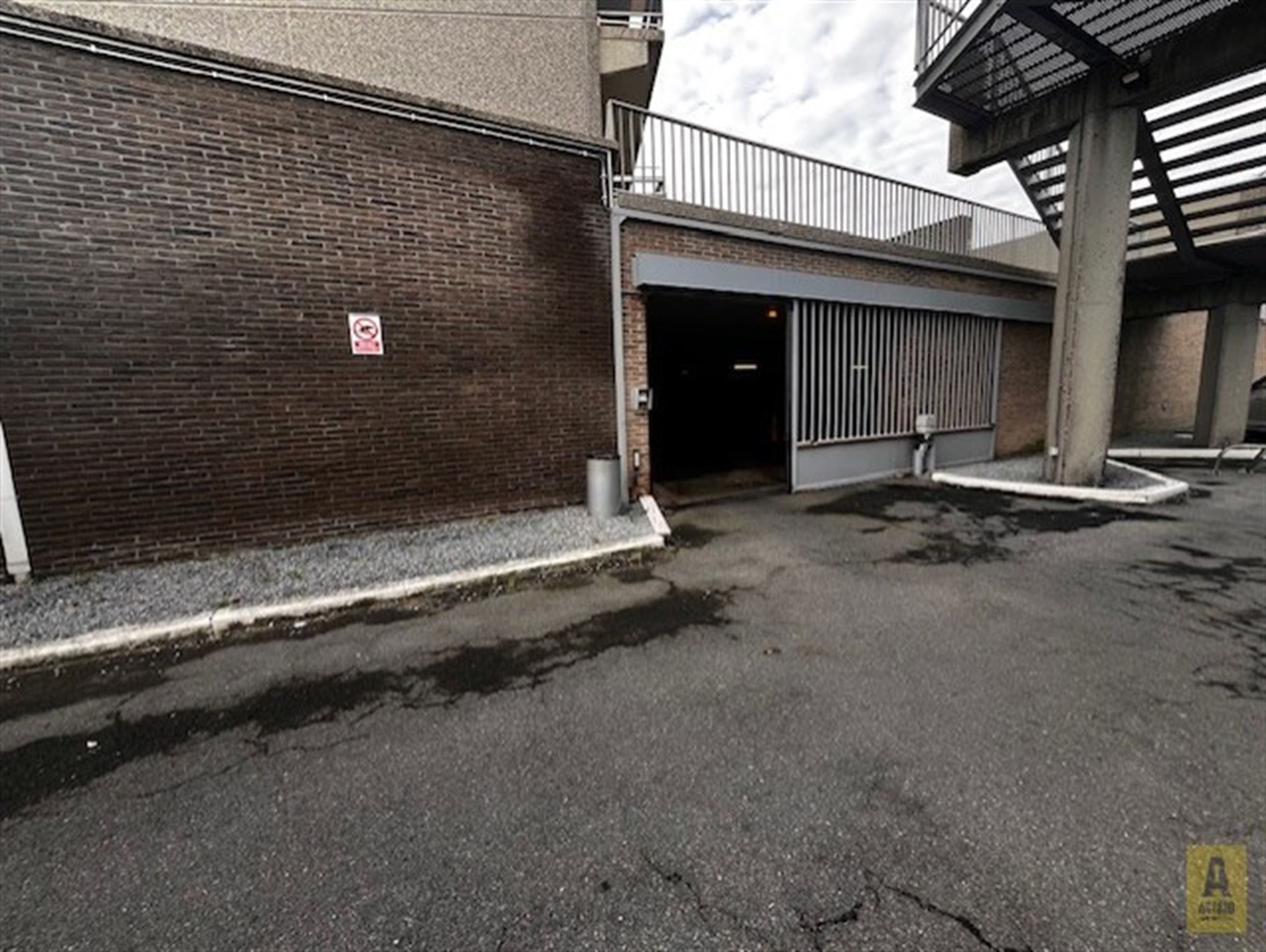 Makkelijk bereikbaar overdekte autostaanplaats in de residentie Astrid. foto {{pictureIndex}}