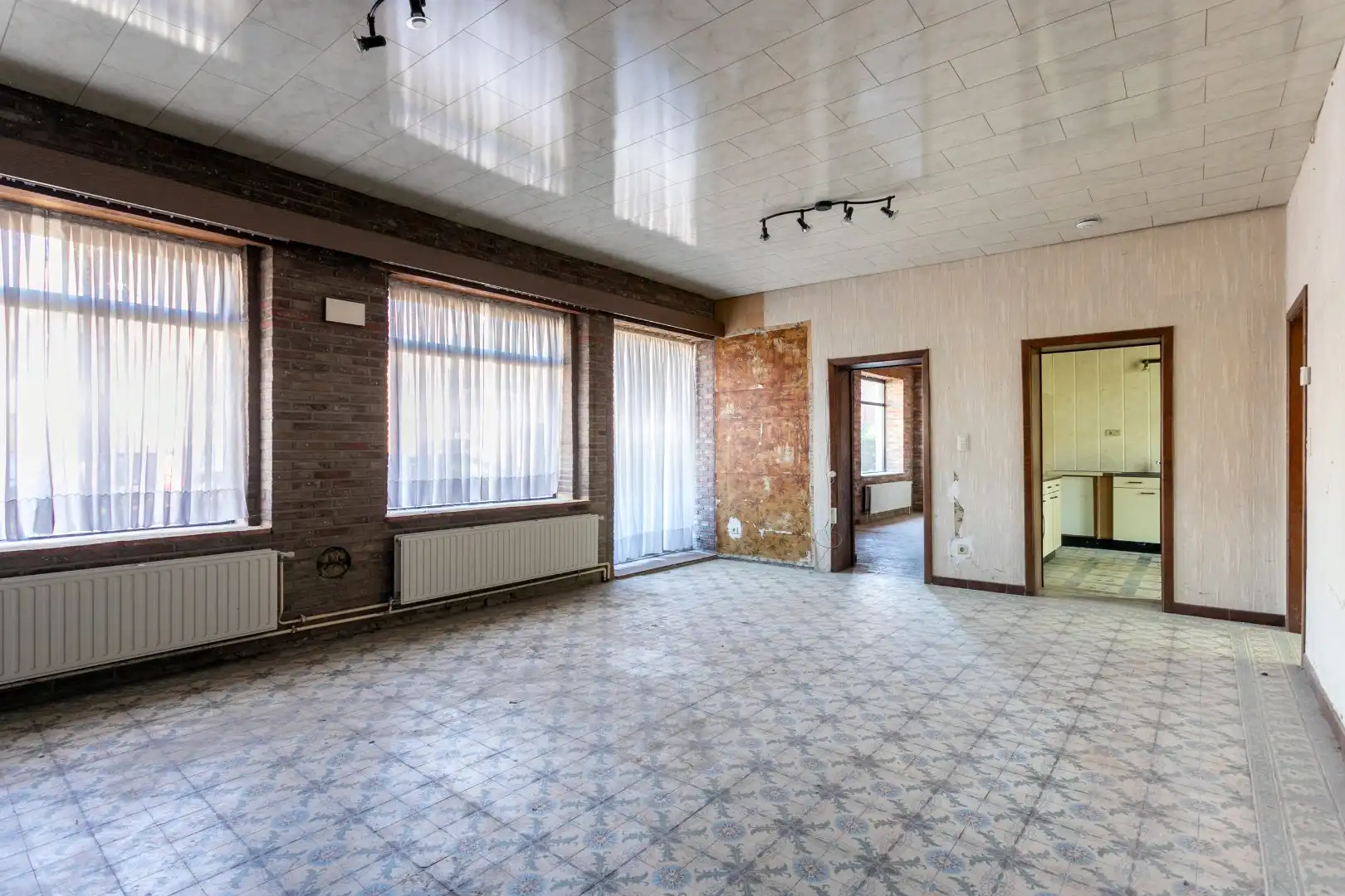 Te renoveren eigendom (317 m²) met veel potentieel, ruime tuin (6a 42ca) en dubbele achterliggende carport met toegang tot de achterliggende straat in Kester foto 9