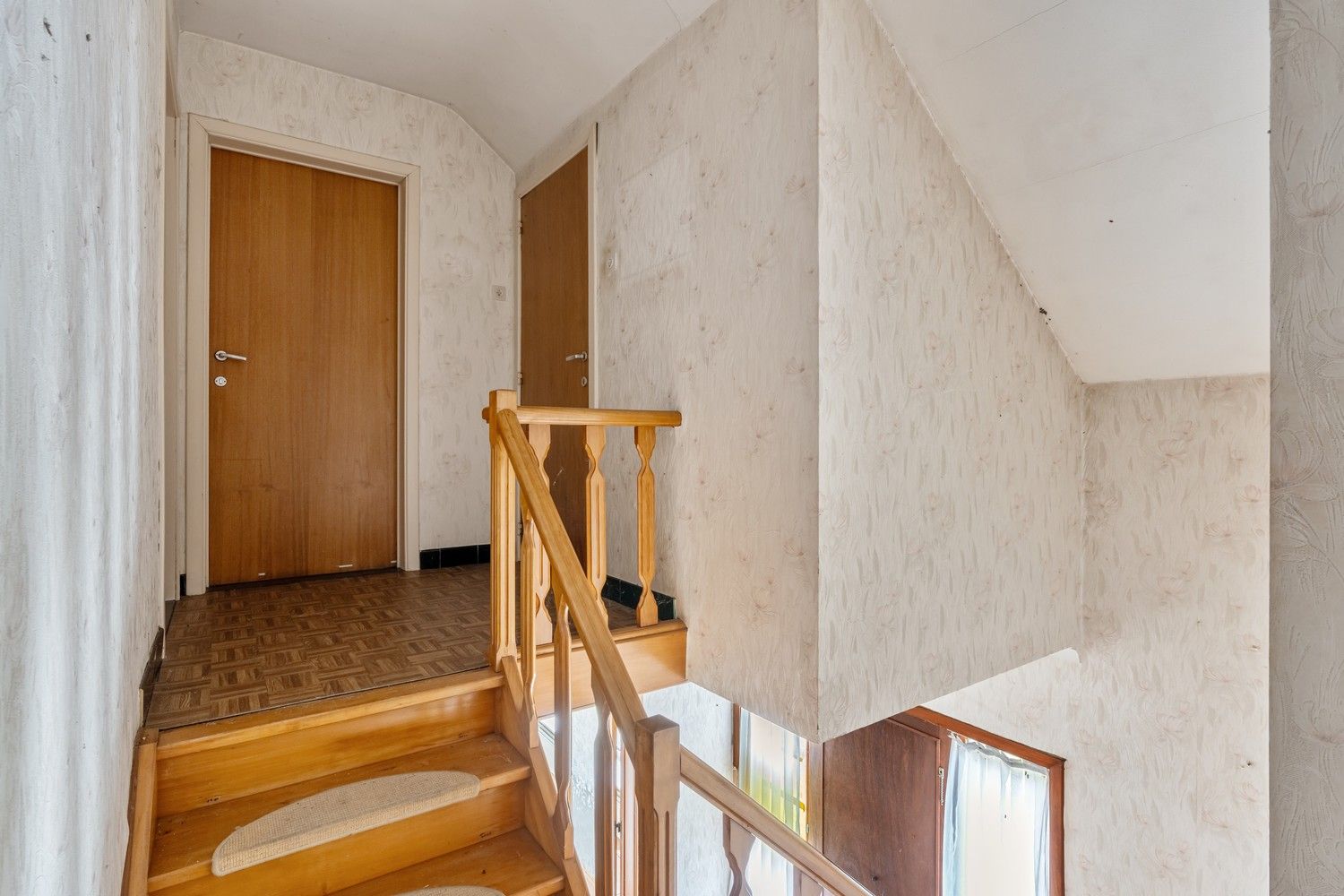 Te renoveren woning met loodsen op rustige locatie! foto 12