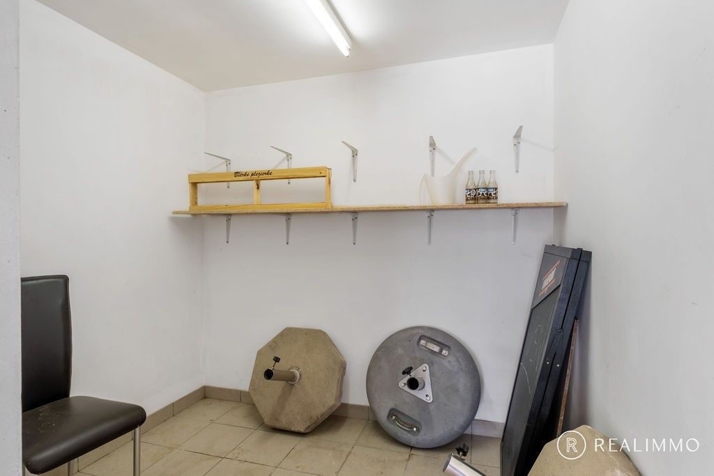Veelzijdige eigendom met charmante gevel, buitenruimte en potentieel voor ruime woning foto 9