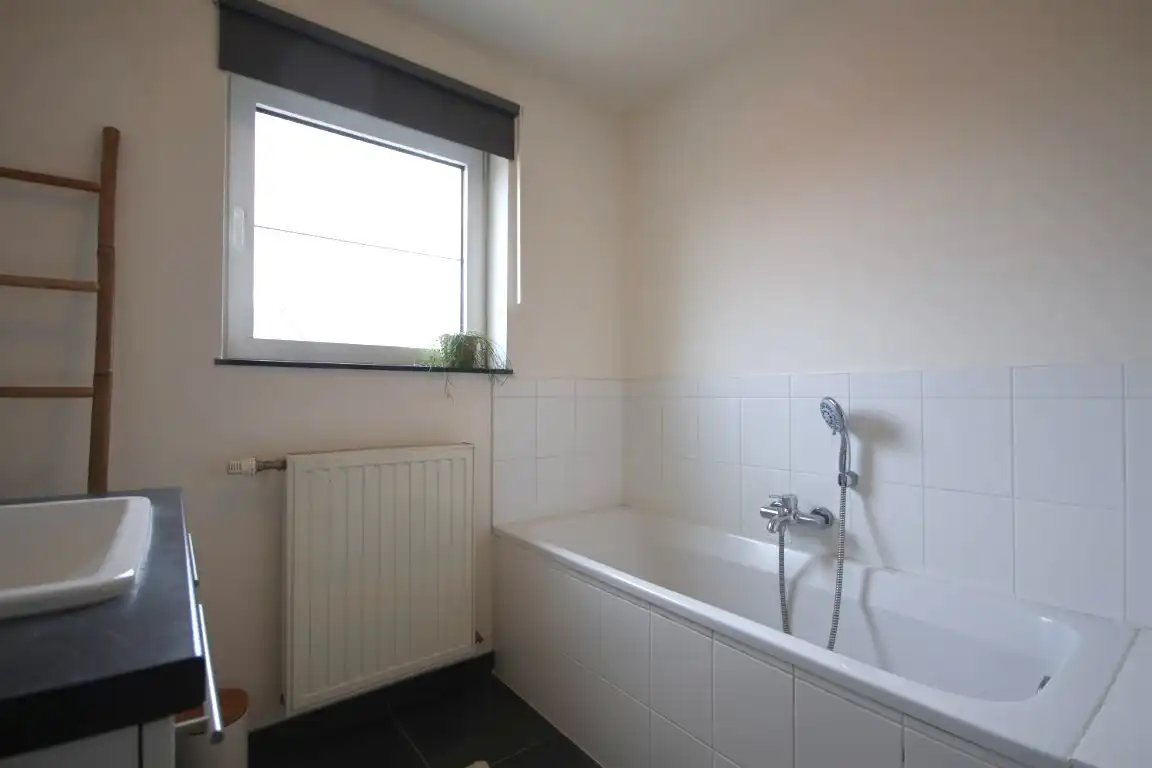 Rustig gelegen duplex appartement, met garage en extra staanplaats op wandelafstand van het centrum van Sint-Truiden. foto 22