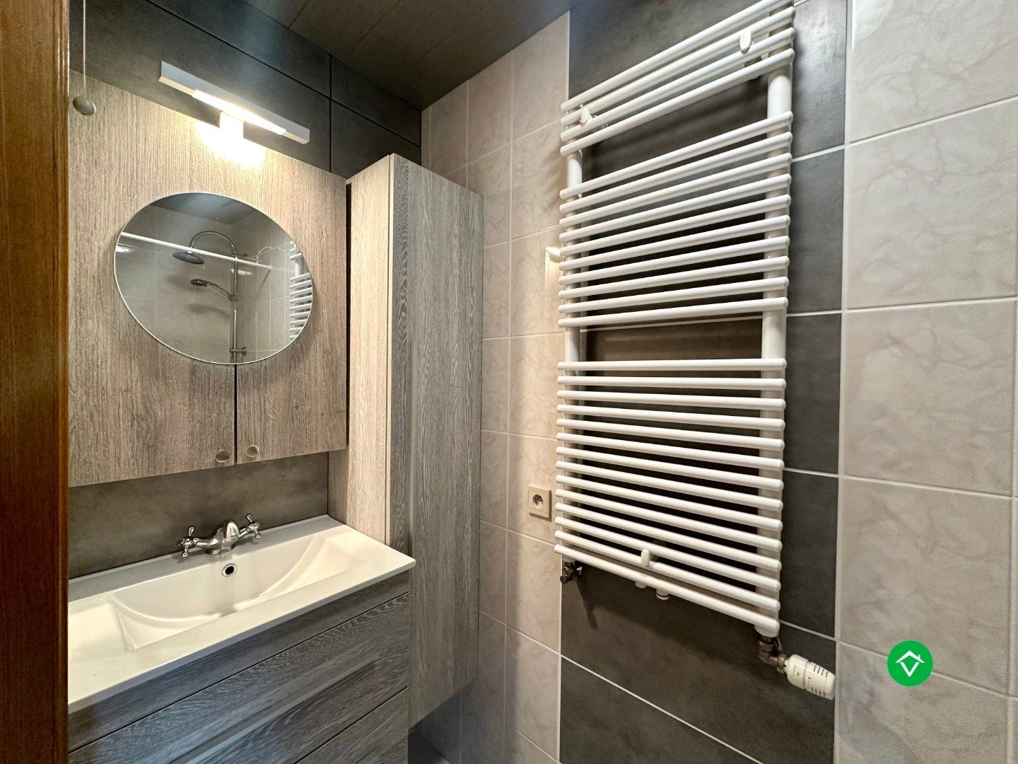 Ruim duplexappartement met terras en garage nabij centrum Roeselare foto 8