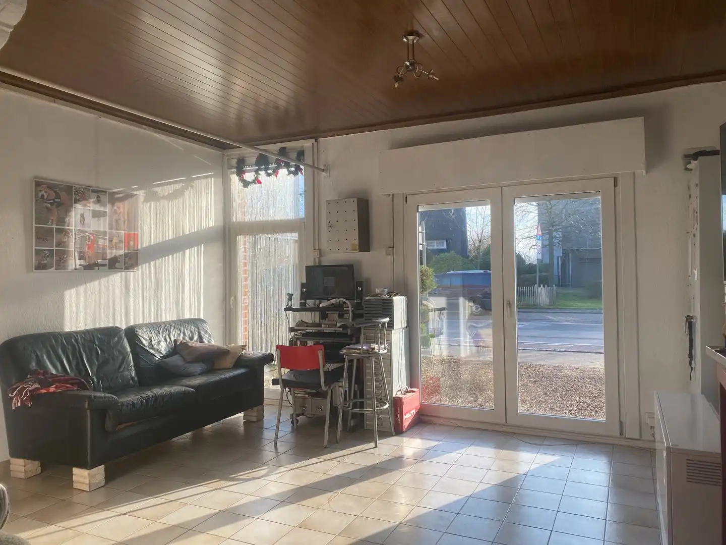 Centraal gelegen te renoveren woning met ruime garage en achterliggende tuin foto 2