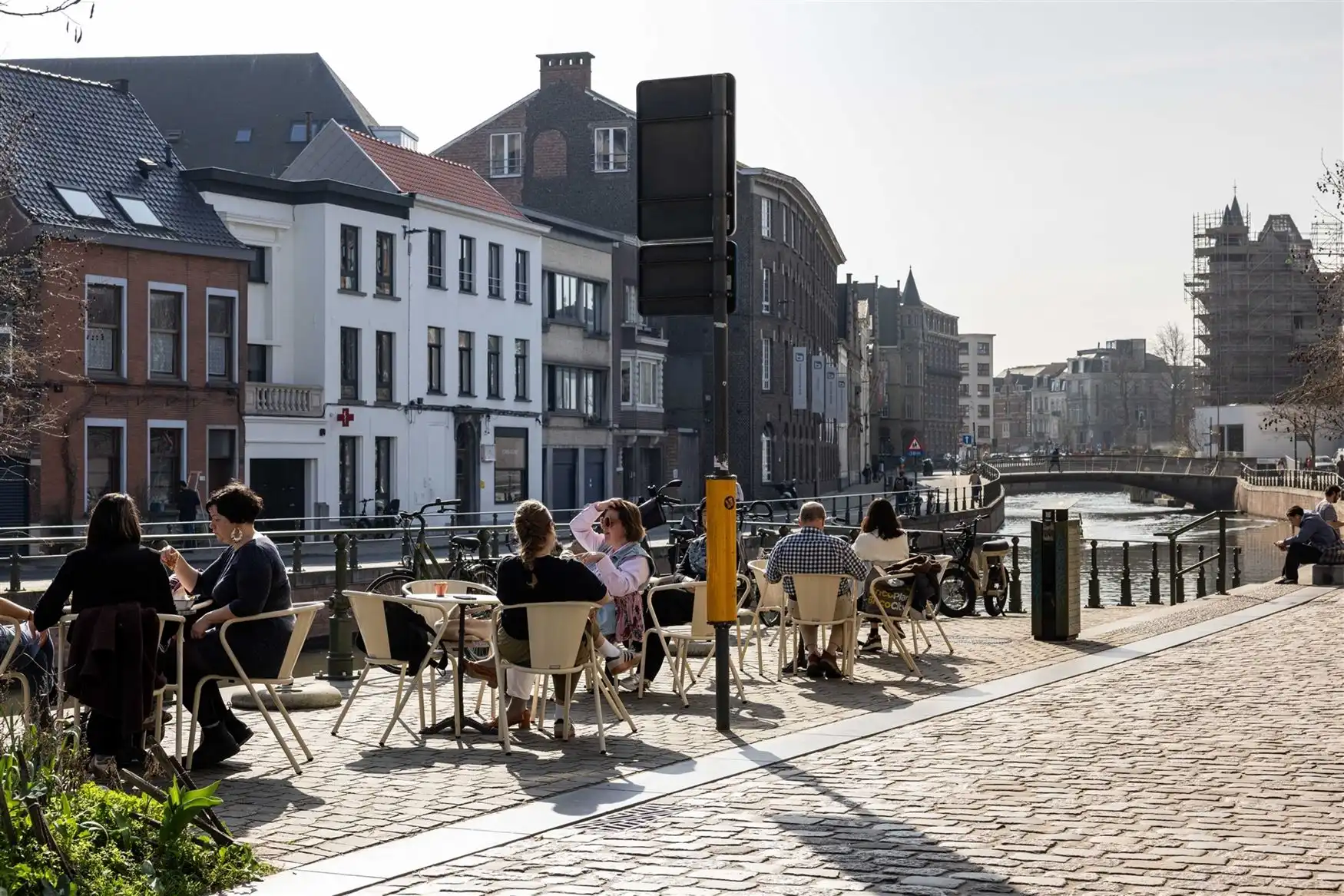Horecapand met terras aan het water in hartje Gent foto 11