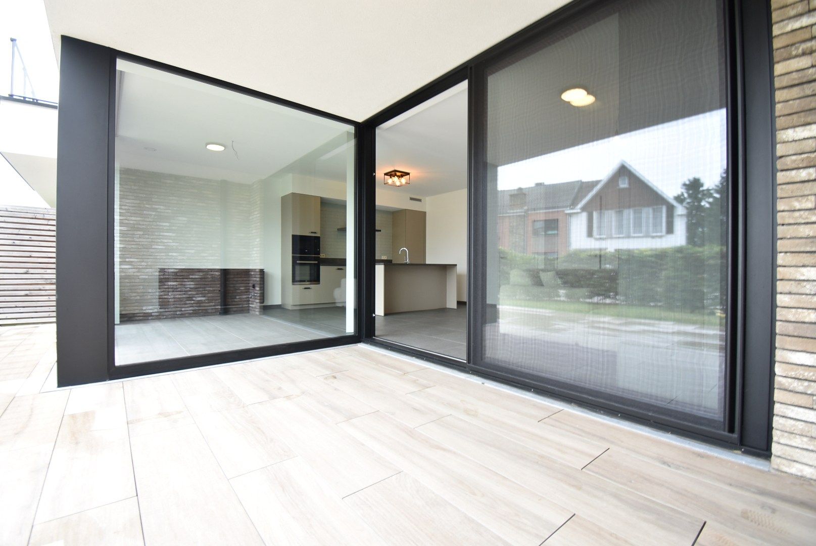 Aantrekkelijk recent gelijkvloers appartement, met 1 slaapkamer, ruim terras, privétuin en standplaats in centrum van Beverst.  foto 6