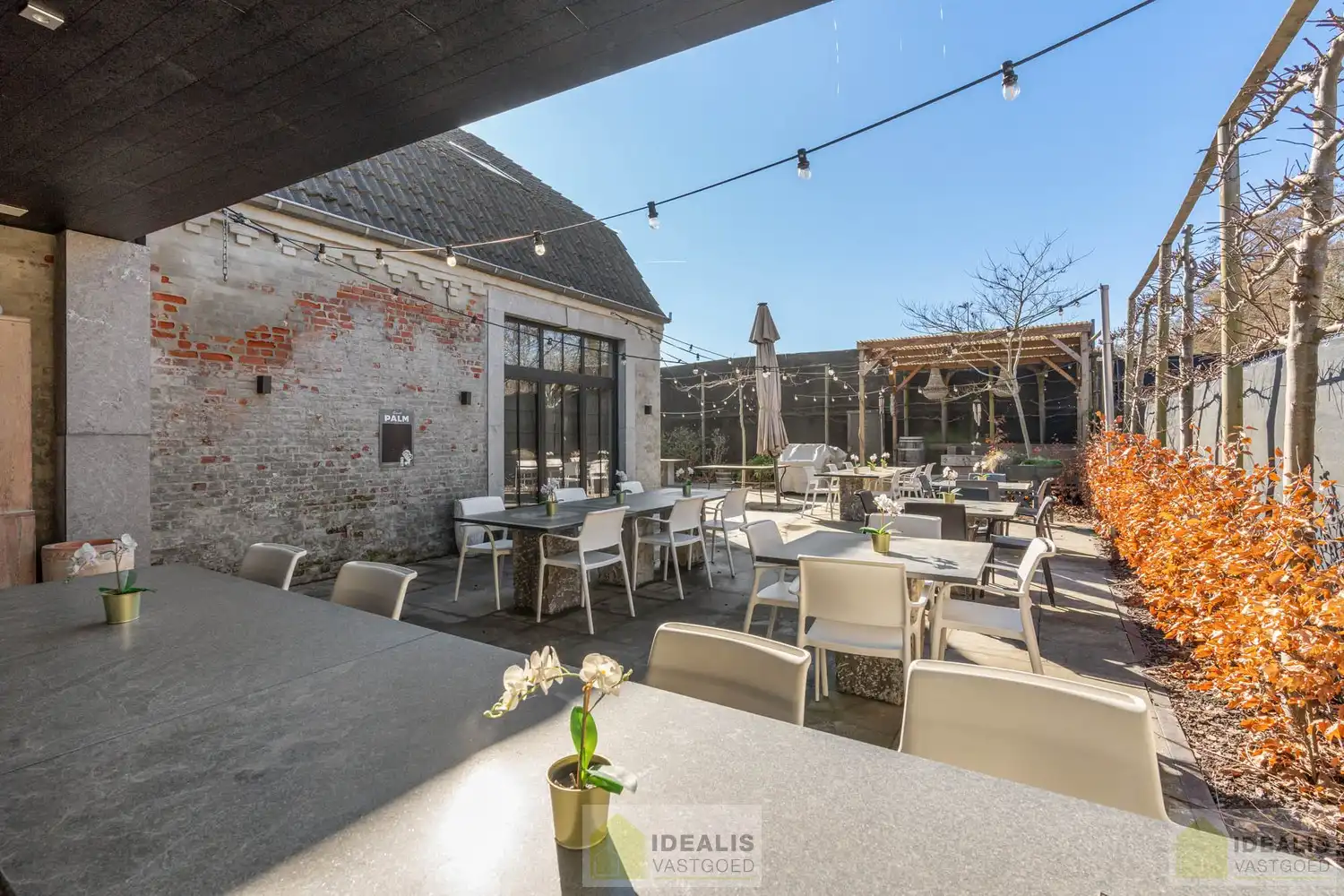 IDEALIS VASTGOED - “Het Brouwershof”, een prachtig pand met een rijke geschiedenis gelegen op het Itterplein op een unieke locatie!! Dit handelspand, een voormalige brasserie, omvat maar liefst ca.420m² bruikbare oppervlakte en is momenteel ingericht als horecazaak met een ruime brasserie met knappe bar, aansluitend volledig uitgeruste keuken, stijlvol ingerichte sigarenkamer, achterliggend een grote feestzaal,  en een ruim afgesloten terras met overdekte lounge. Daarnaast wordt ook het gerenoveerde duplex appartement, gelegen op de 1ste en 2de verdieping van maar liefst ca.155m² bewoonbare oppervlakte en voorzien van een ruime woonkamer met aansluitend keuken, badkamer voorzien van bad en douche, 3 slaapkamers en ruim dakterras aangeboden. Uiterst geschikt voor kandidaten op zoek naar een handelspand met woonst op een toplocatie midden in hartje Opitter, Bree! foto 21