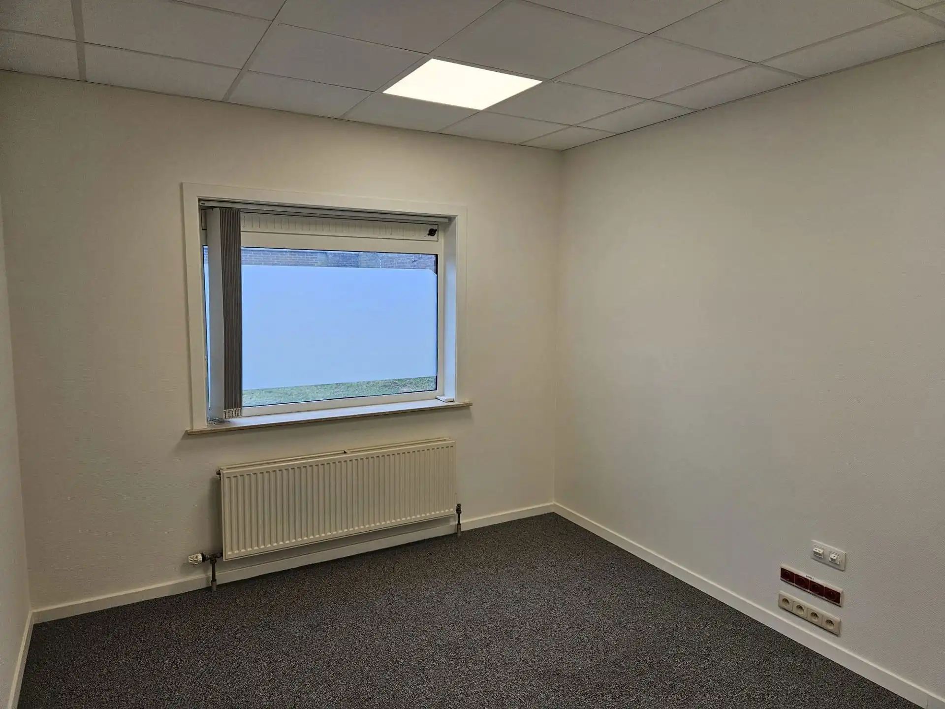 TE  HUUR in Meeuwen: kantoor/commerciële ruimte foto 13