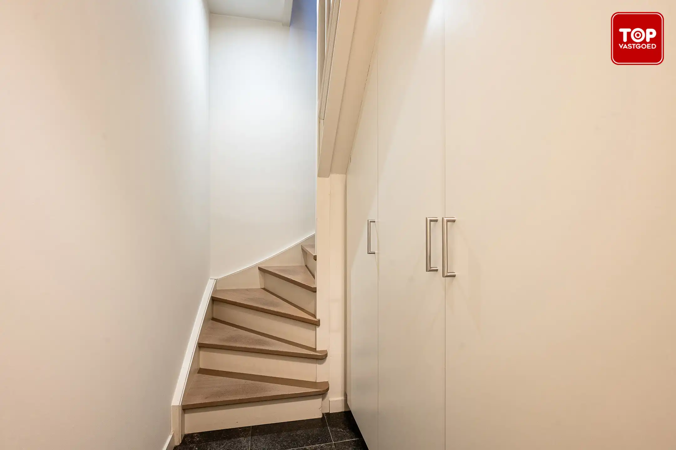 Instapklare combinatie van handelsgelijkvloers en bel-etagewoning op een uiterst gunstige locatie. foto 15