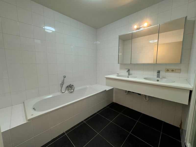 IN OPTIE! Instapklaar 2 slpk appartement nabij centrum Geel. foto 13