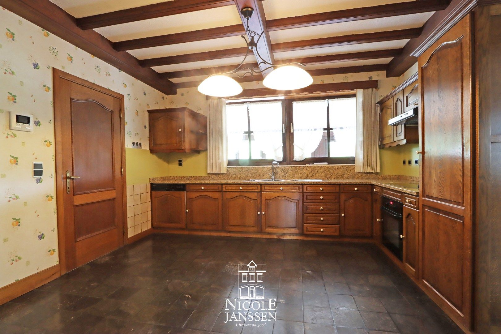 Ruime woning met grote kelder  foto 9